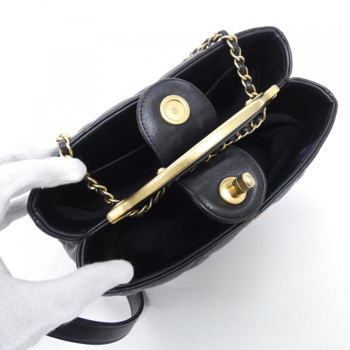 Chanel Black Leather Handbag (Pre-Owned)