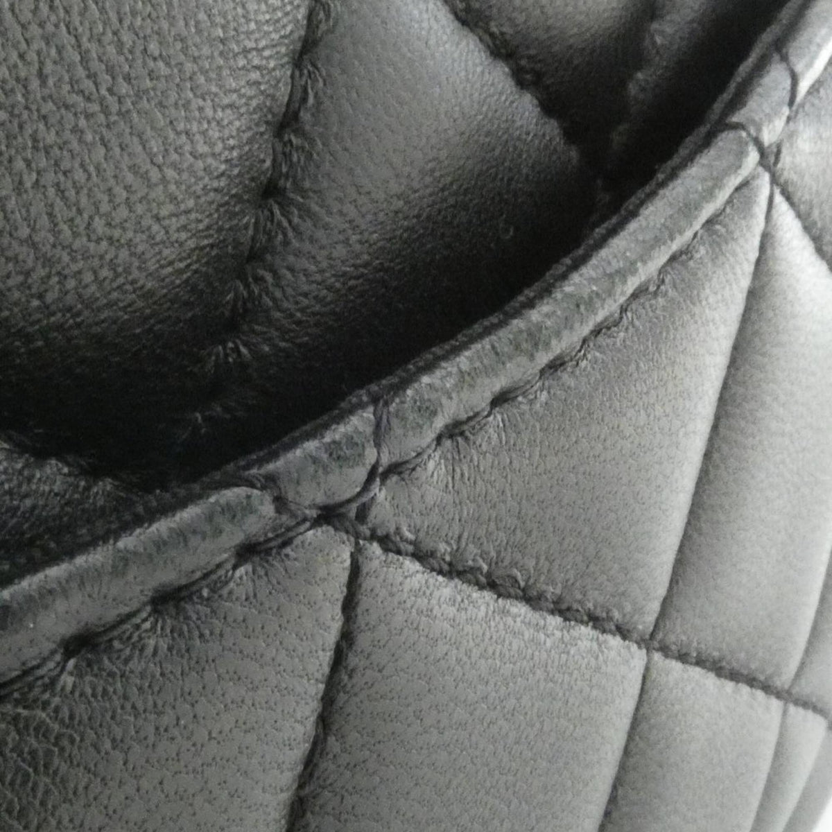 Chanel Black Leather Shoulder Bag (Pre-Owned)