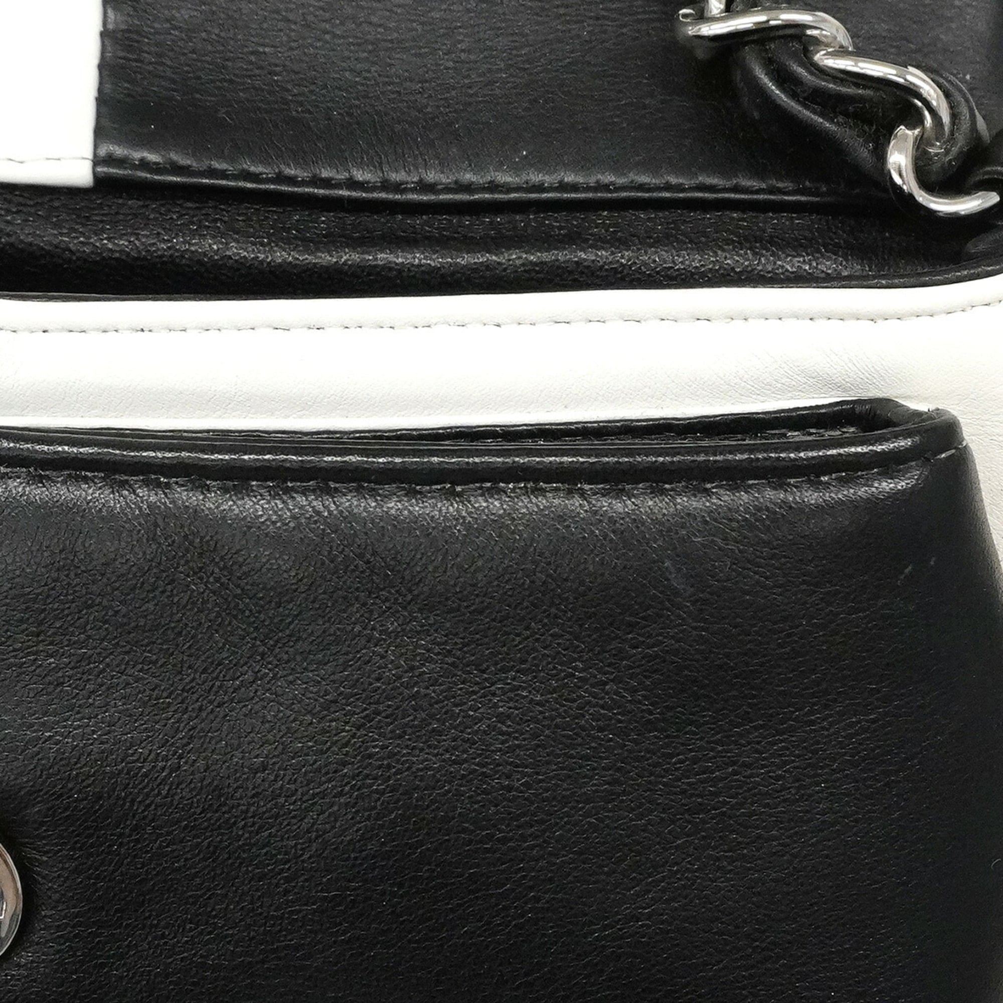 Chanel Black White Leather Shoulder Bag (Pre-Owned)