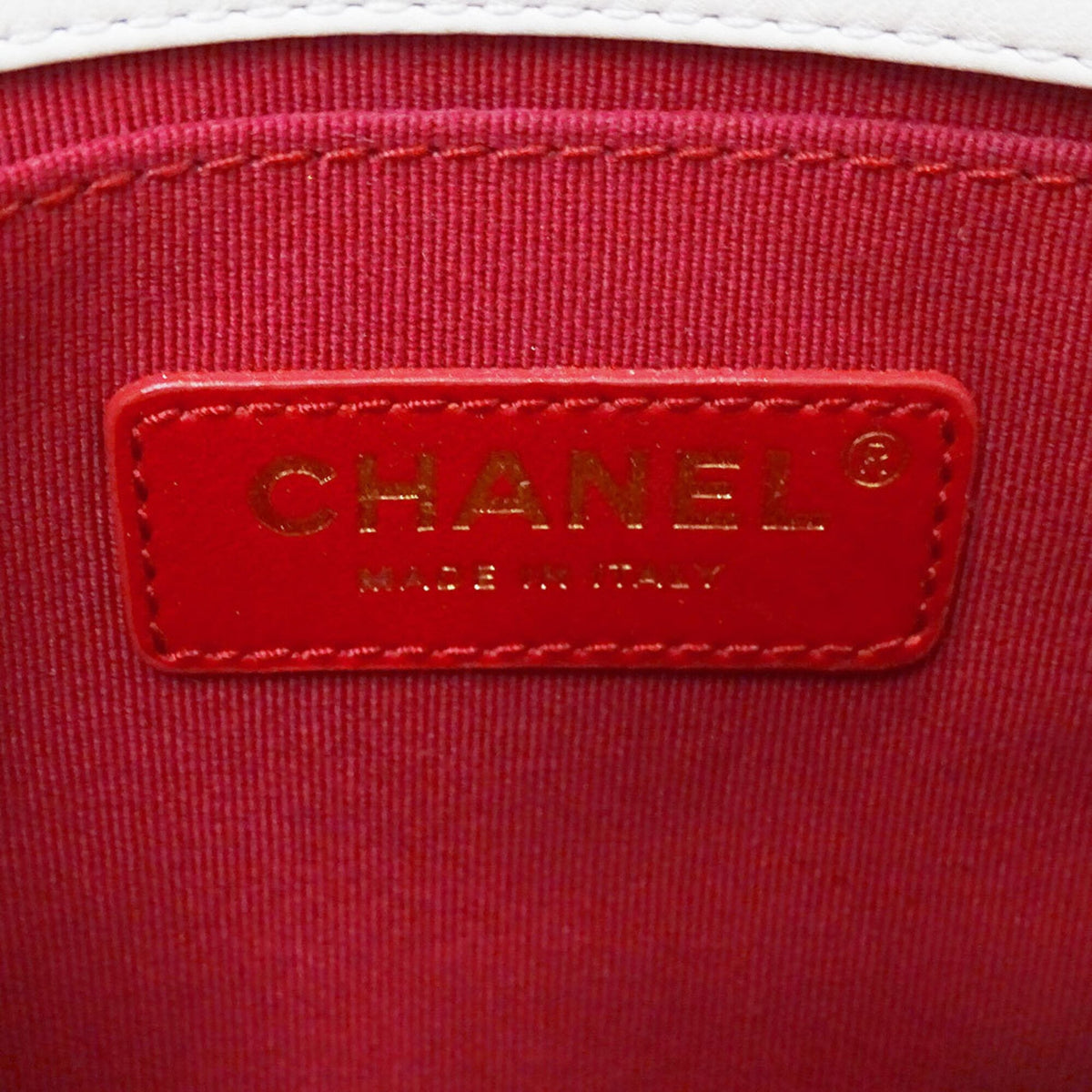 Chanel White Leather Shoulder Bag (Pre-Owned)