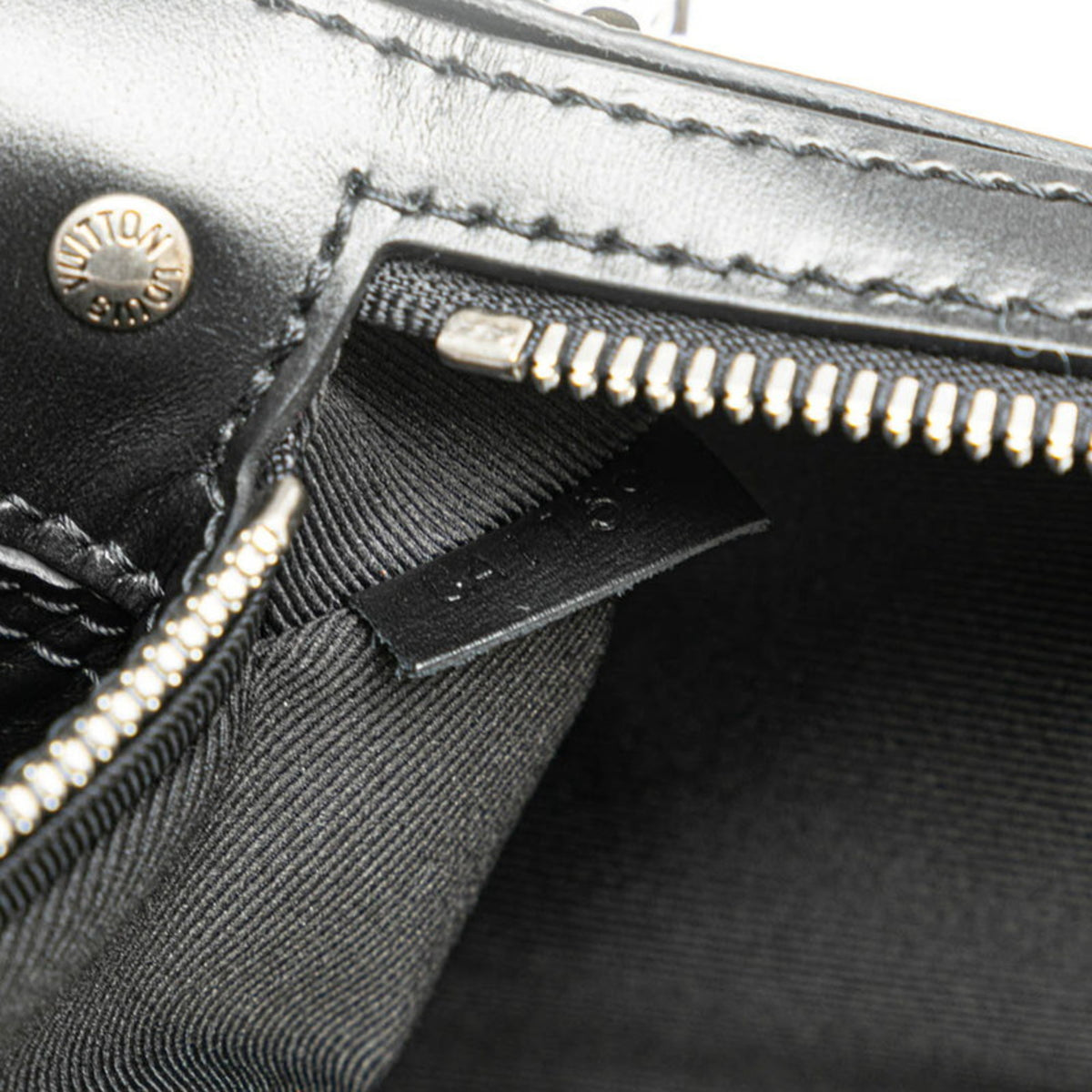 Louis Vuitton Black Leather Shoulder Bag (Pre-Owned)