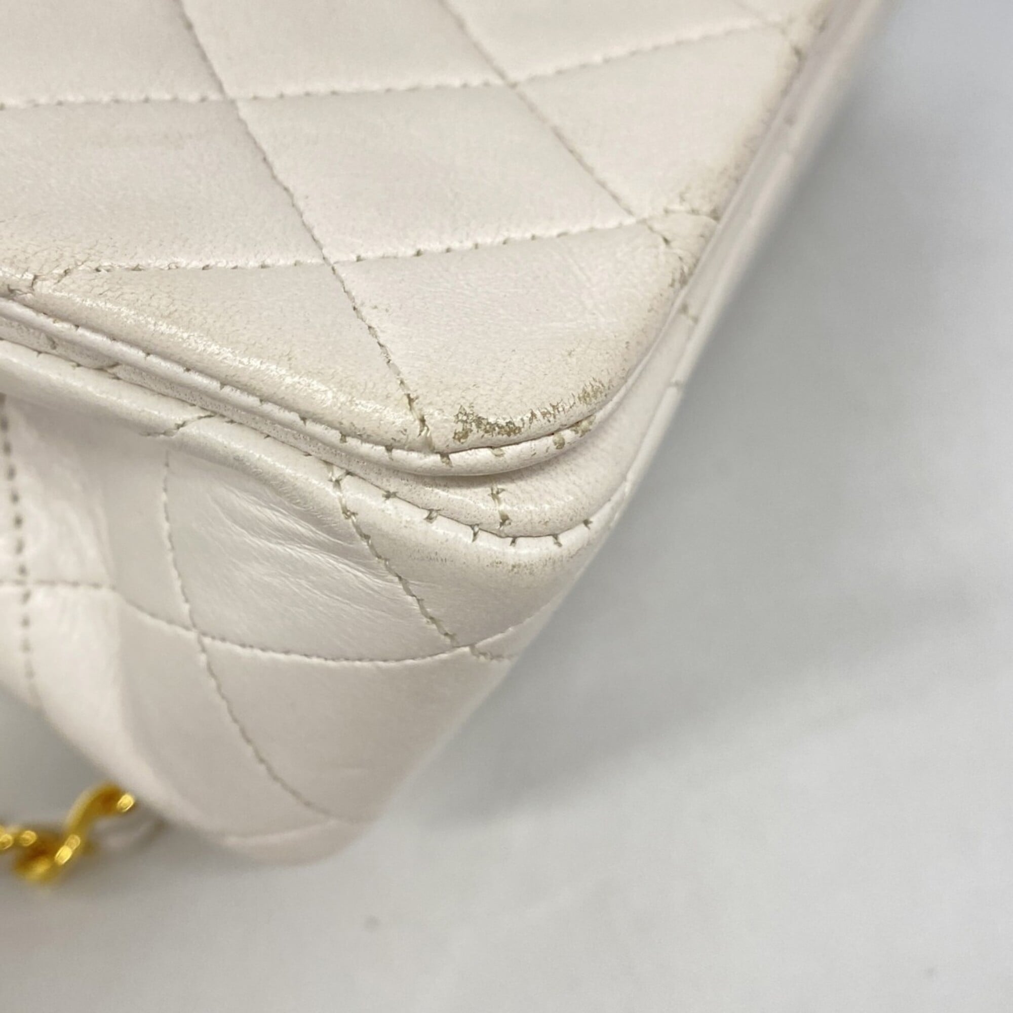 Chanel White Leather Shoulder Bag (Pre-Owned)
