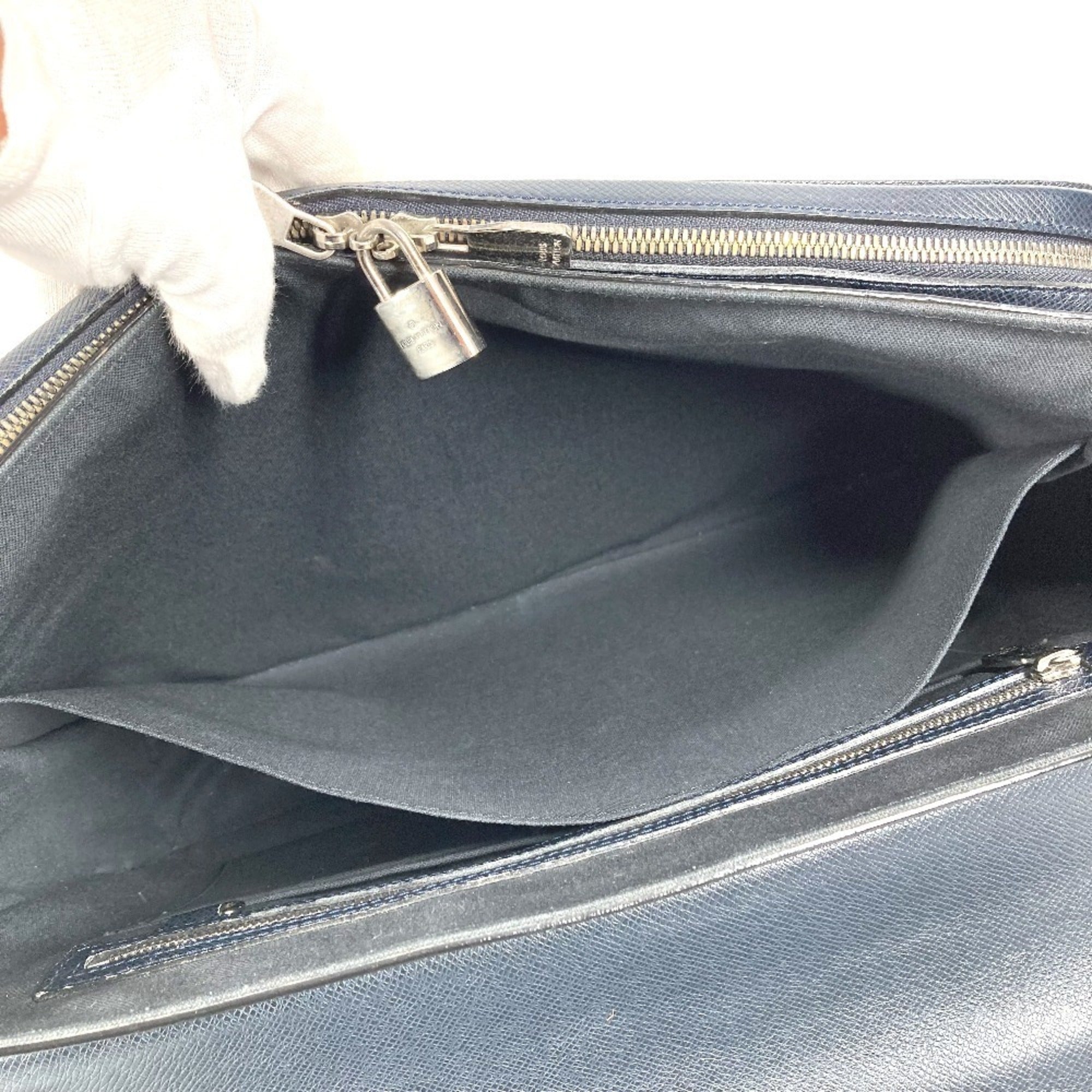 Louis Vuitton Boreal Navy Taiga Leather Handbag Shoulder Bag (Pre-Owned)