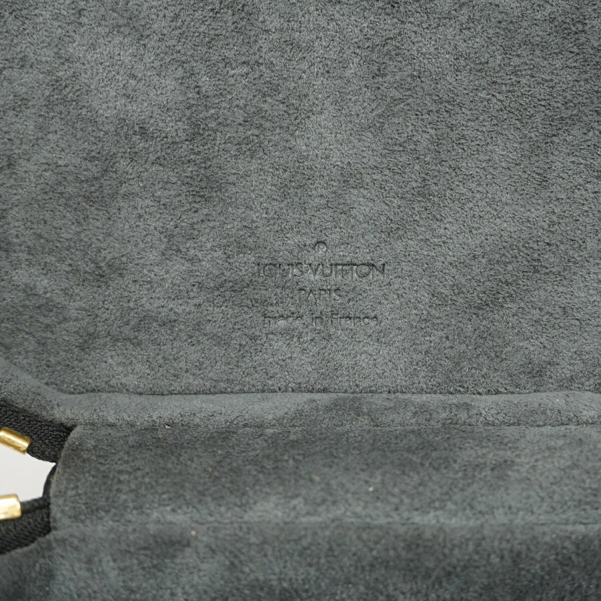 Louis Vuitton Noir Handbag (Pre-Owned)