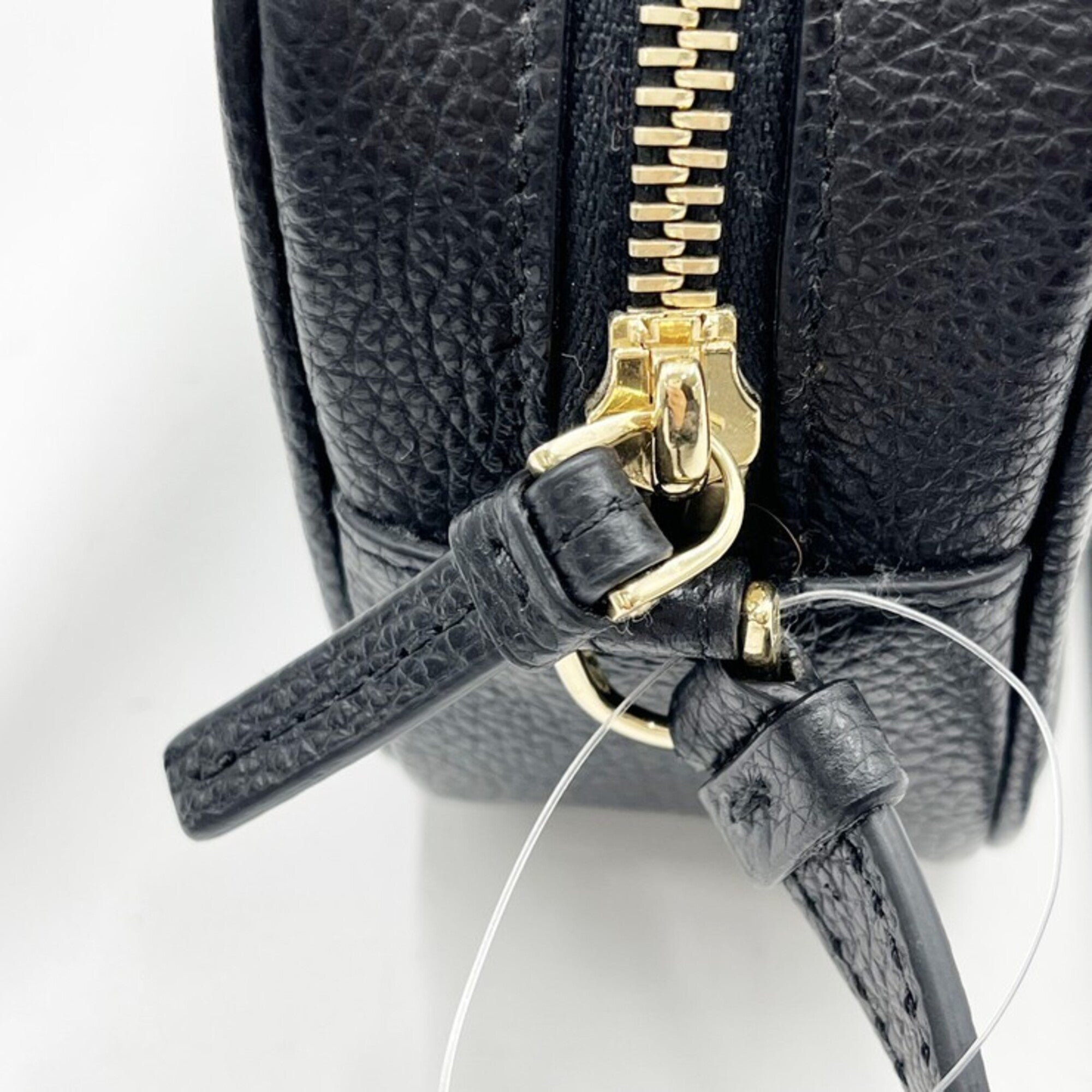 Salvatore Ferragamo Black Leather Shoulder Bag (Pre-Owned)