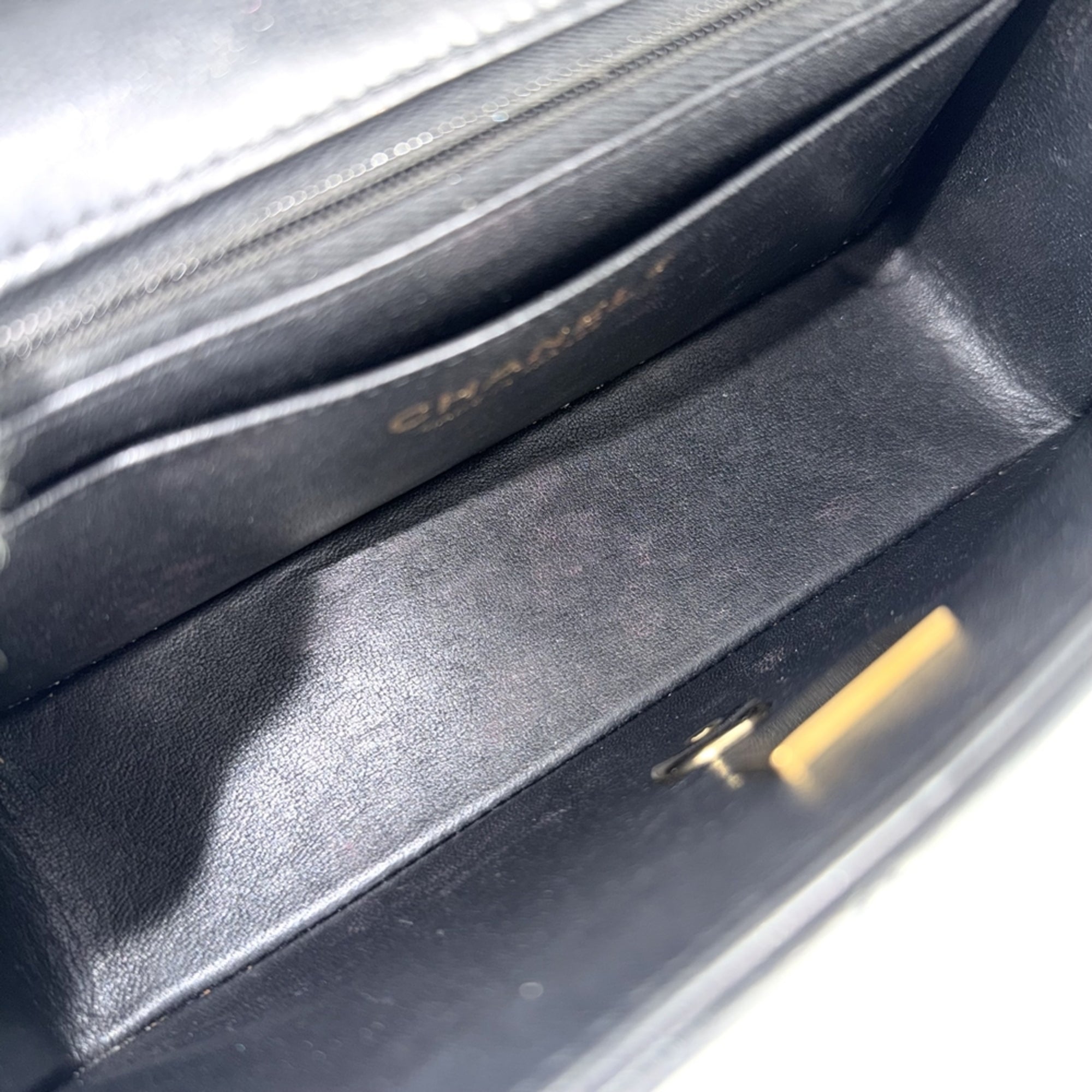 Chanel Black Leather Shoulder Bag (Pre-Owned)