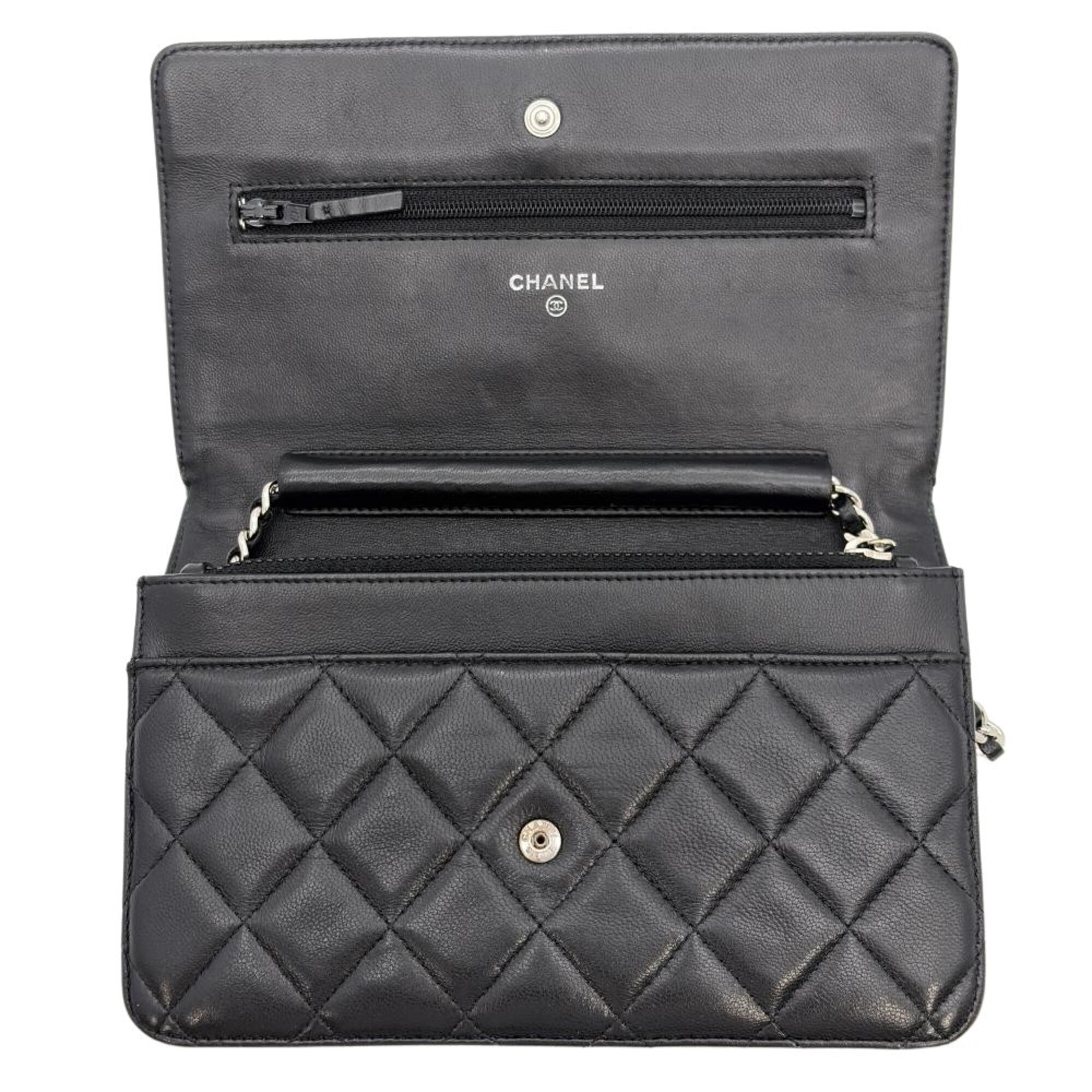 Chanel Black Leather Shoulder Bag (Pre-Owned)