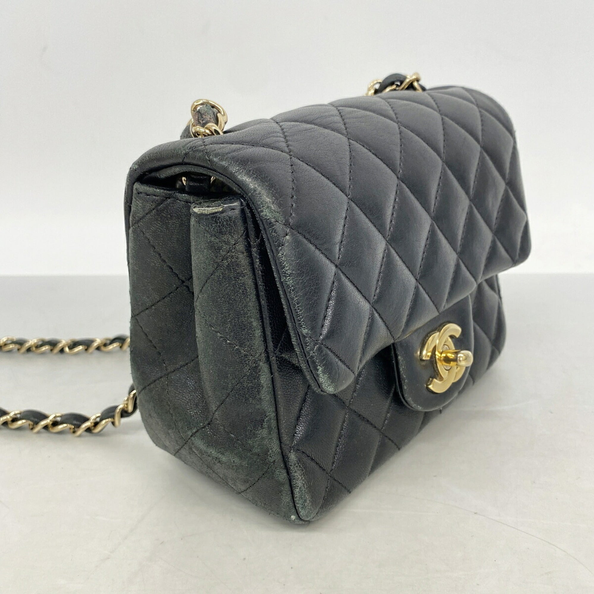 Chanel Black Leather Shoulder Bag (Pre-Owned)
