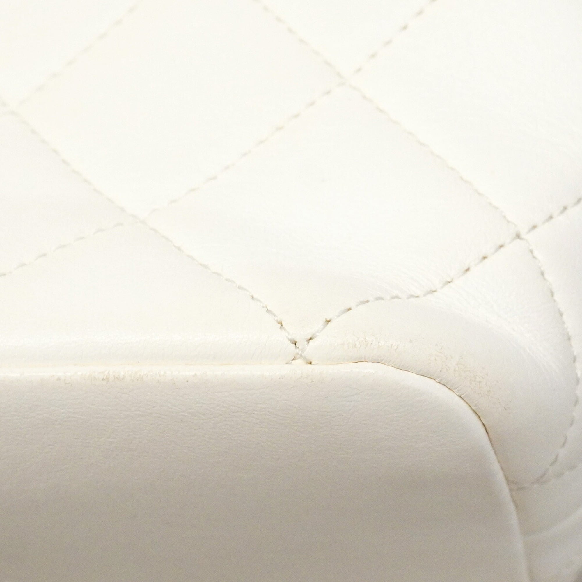 Chanel White Leather Handbag (Pre-Owned)