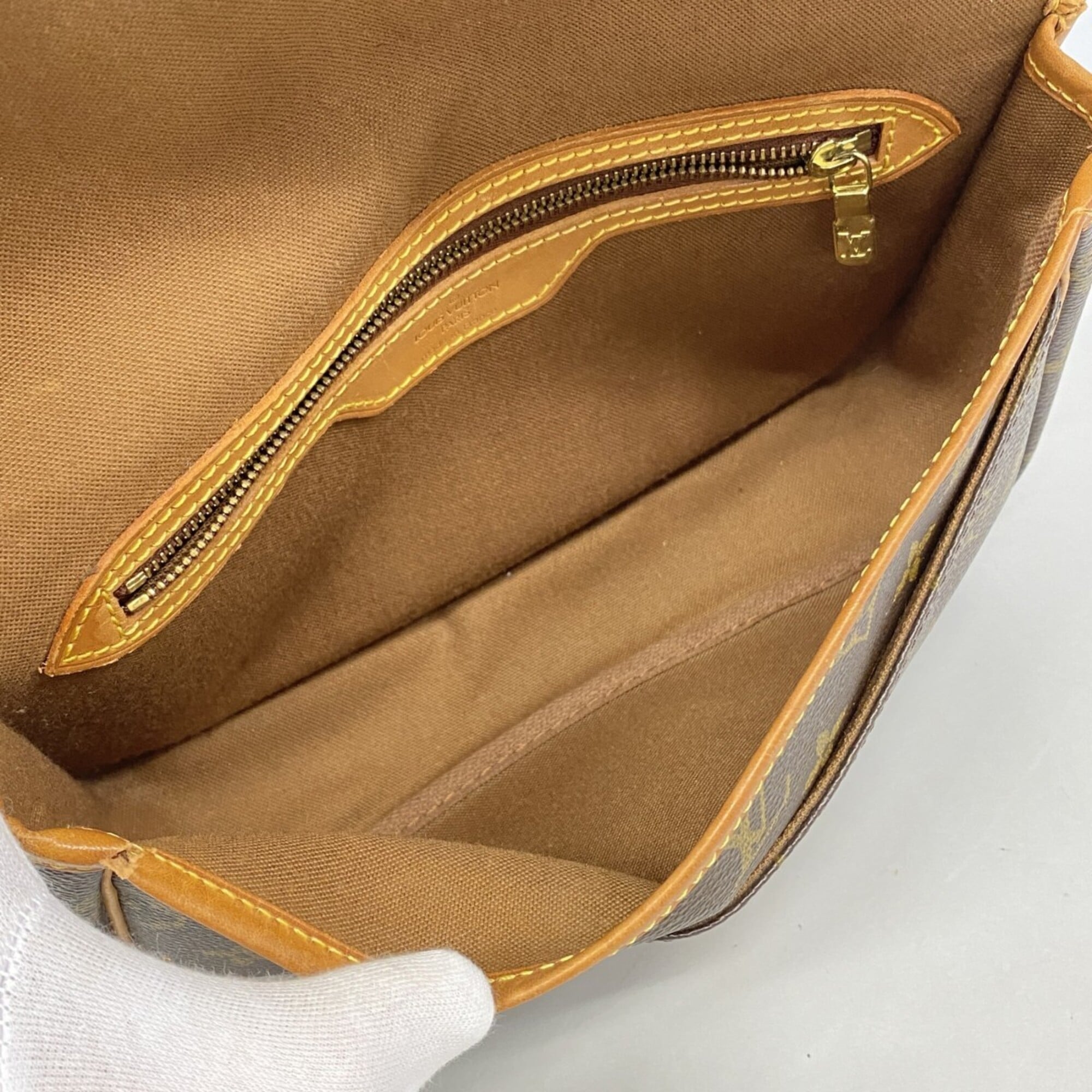 Louis Vuitton Brown Shoulder Bag (Pre-Owned)