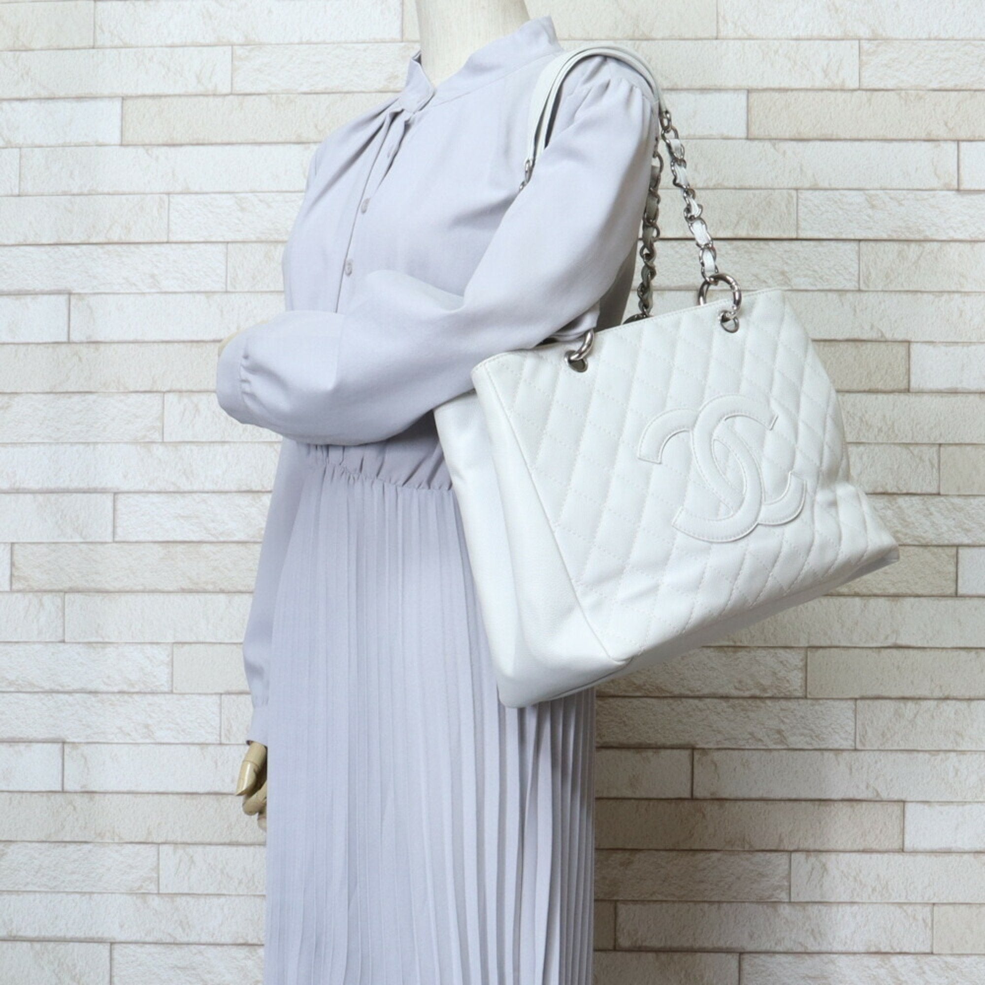 Chanel White Caviar Leather Shoulder Bag (Pre-Owned)