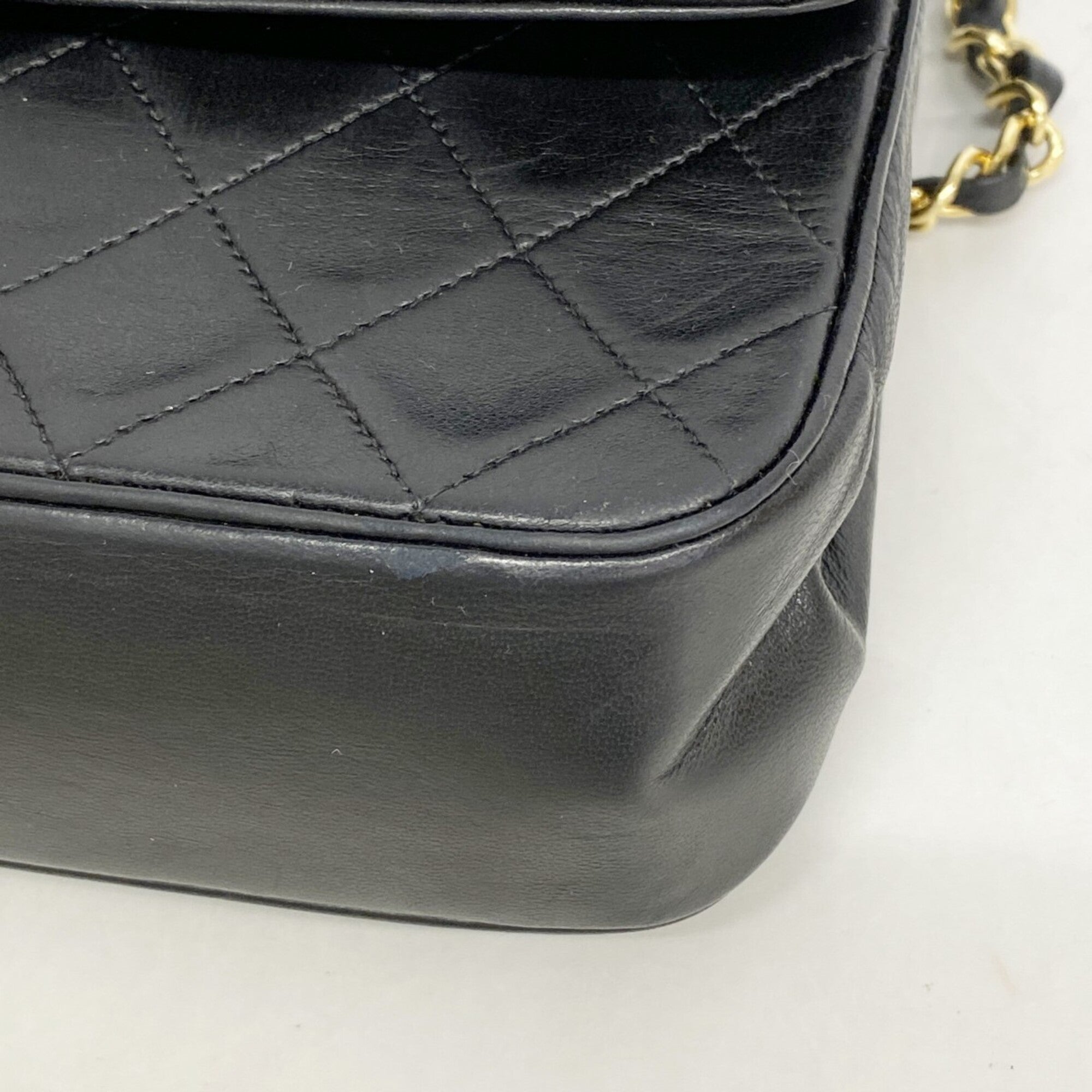 Chanel Black Leather Shoulder Bag (Pre-Owned)