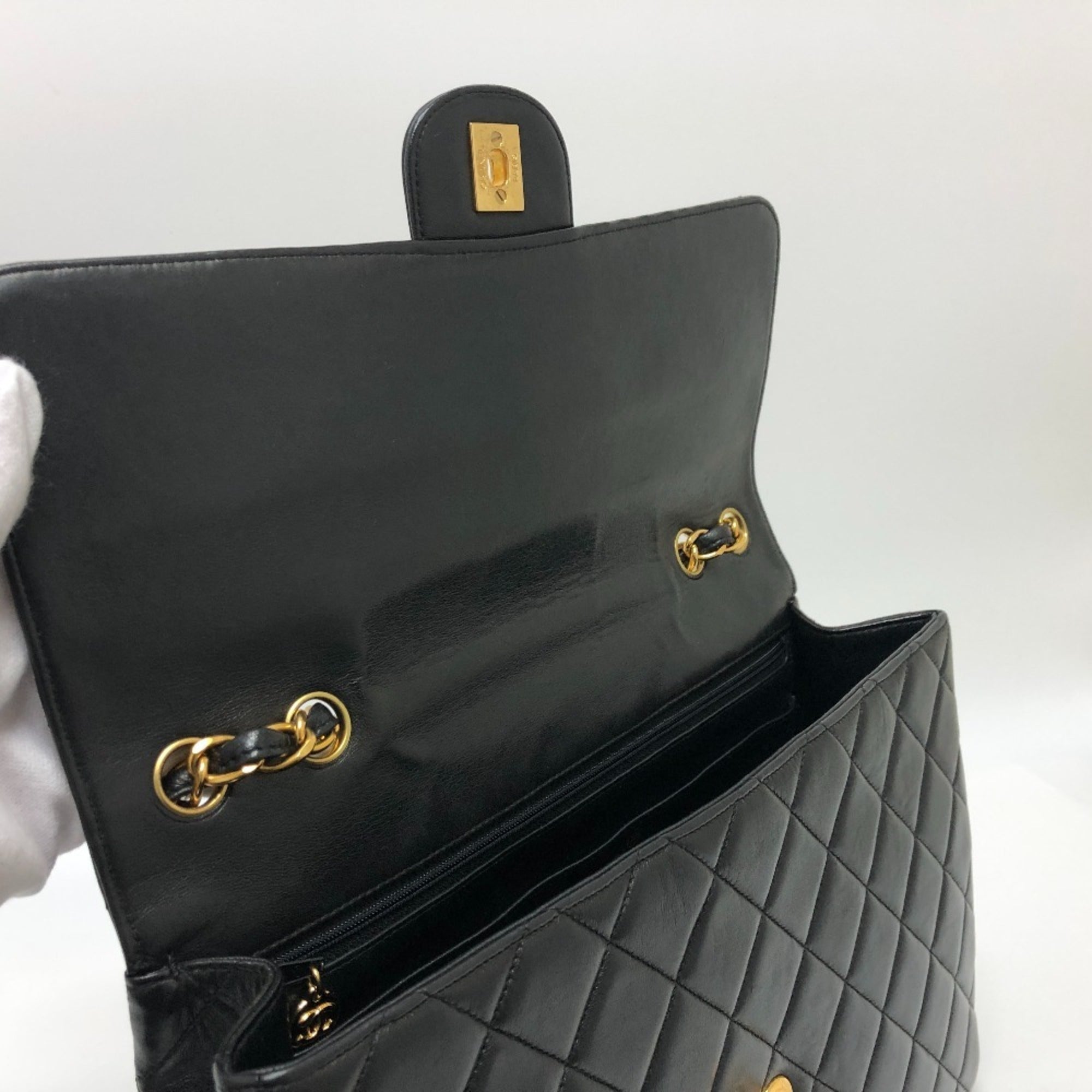 Chanel Black Leather Handbag Shoulder Bag (Pre-Owned)