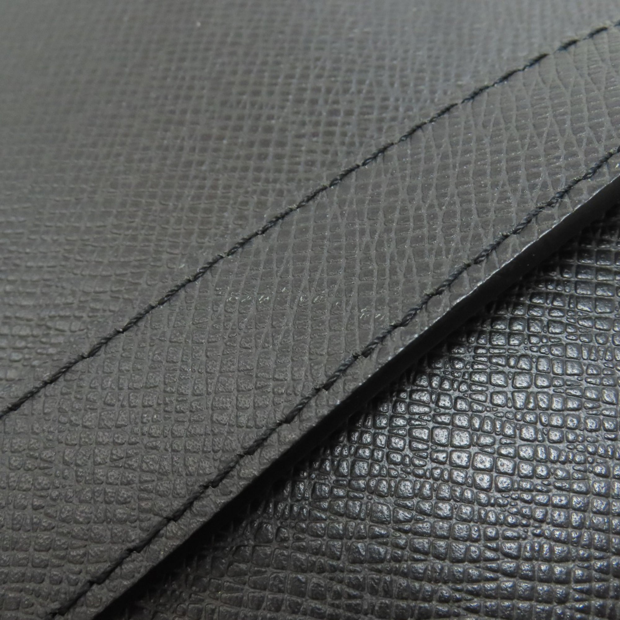 Louis Vuitton Gray Taiga Leather Shoulder Bag (Pre-Owned)