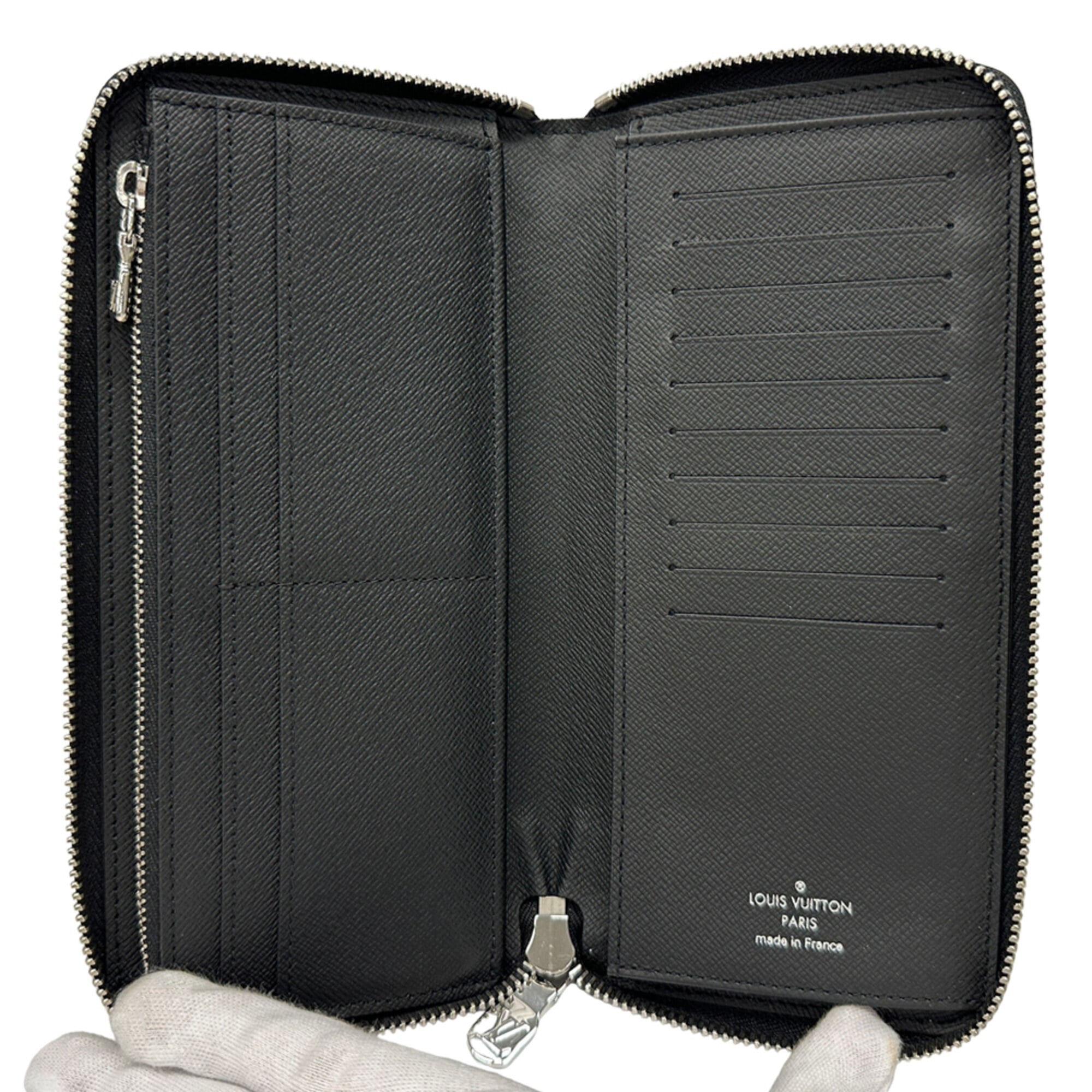 Louis Vuitton Black Noir Taiga Leather (Pre-Owned)