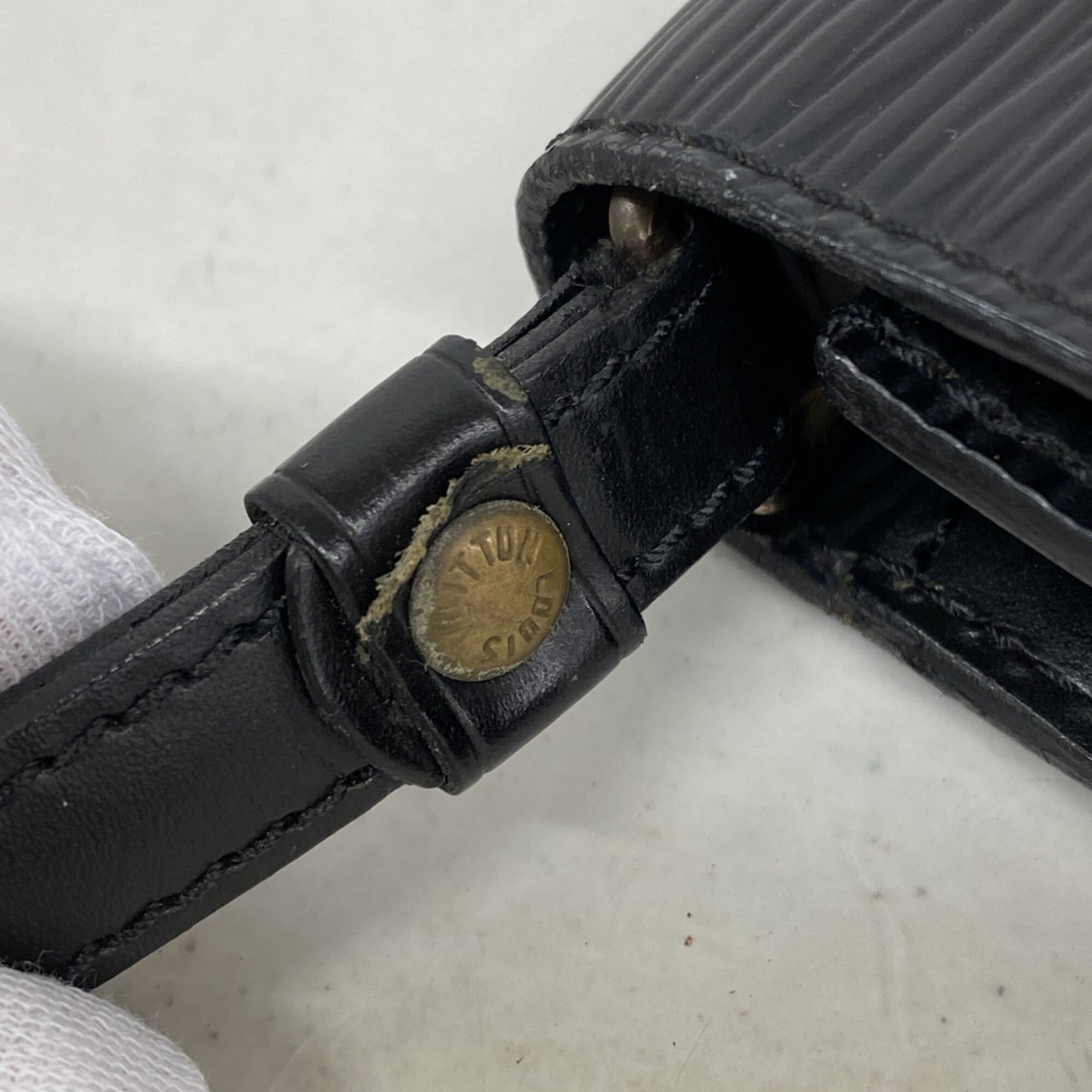 Louis Vuitton Noir Clutch Bag (Pre-Owned)
