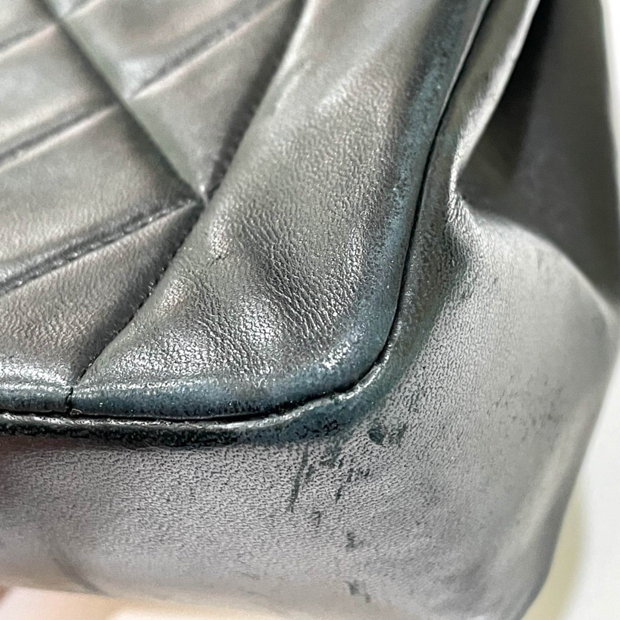 Chanel Black Leather Shoulder Bag (Pre-Owned)