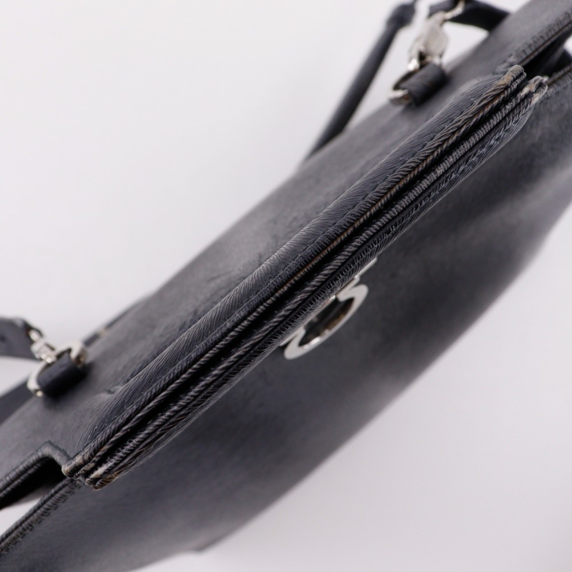 Salvatore Ferragamo Gray Leather Handbag (Pre-Owned)