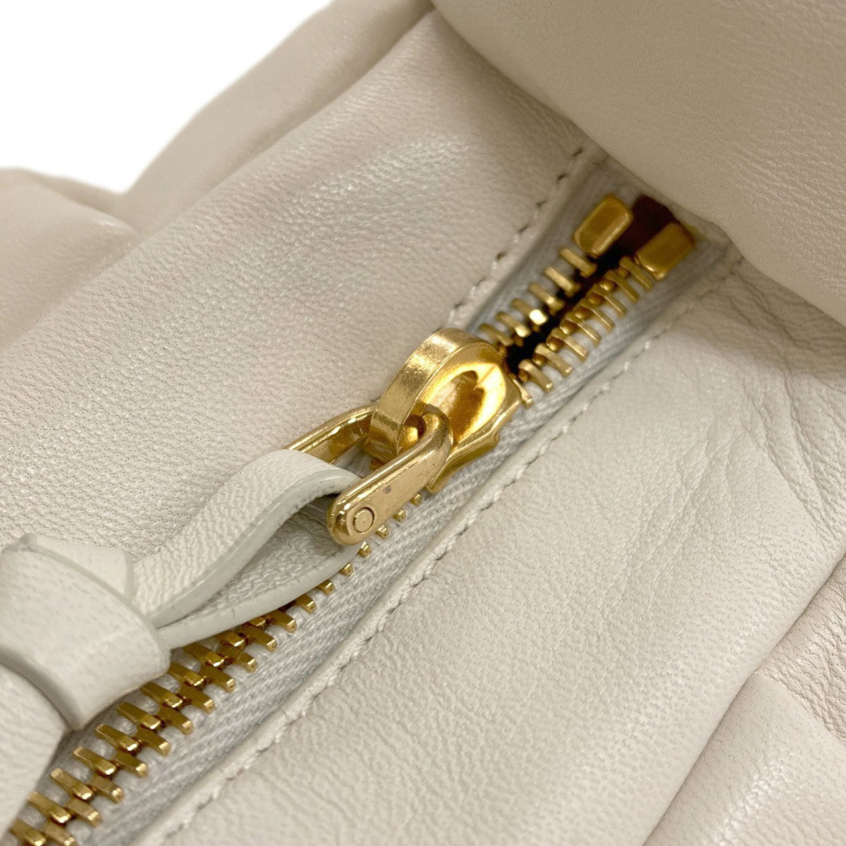 Miu Miu Leather Handbag (Pre-Owned)