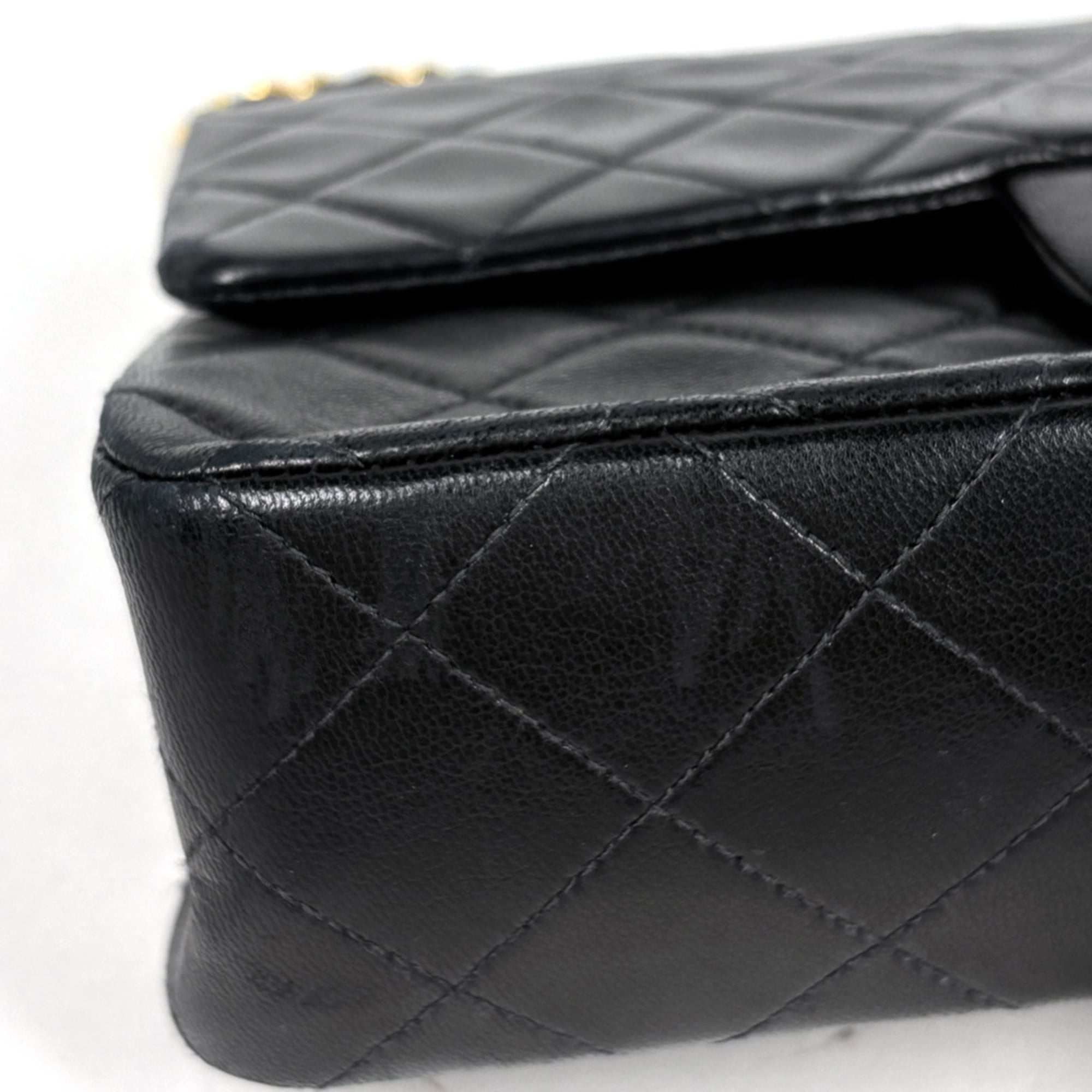 Chanel Black Leather Shoulder Bag (Pre-Owned)