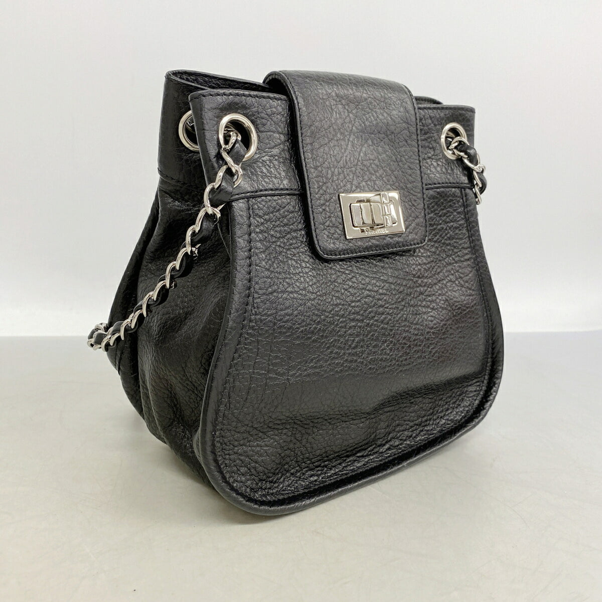 Chanel Black Leather Shoulder Bag (Pre-Owned)