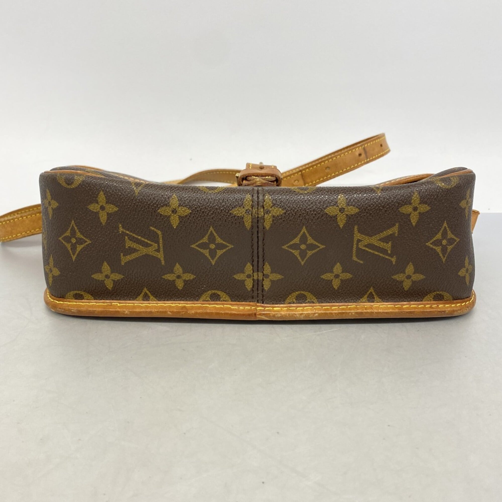 Louis Vuitton Brown Shoulder Bag (Pre-Owned)