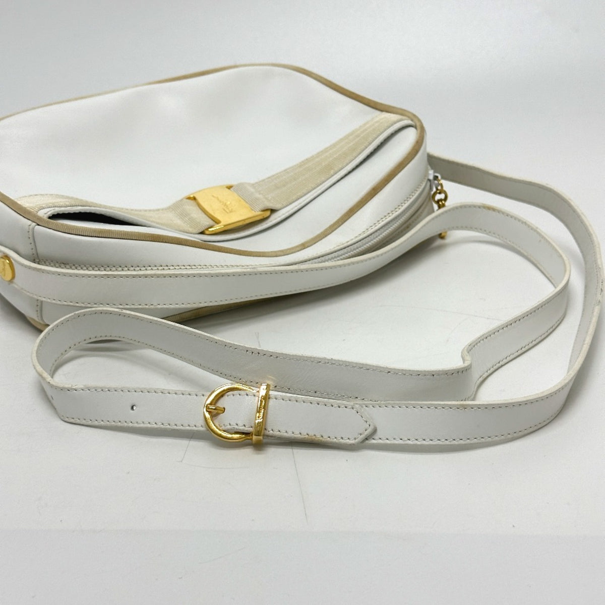 Salvatore Ferragamo White Leather Shoulder Bag (Pre-Owned)