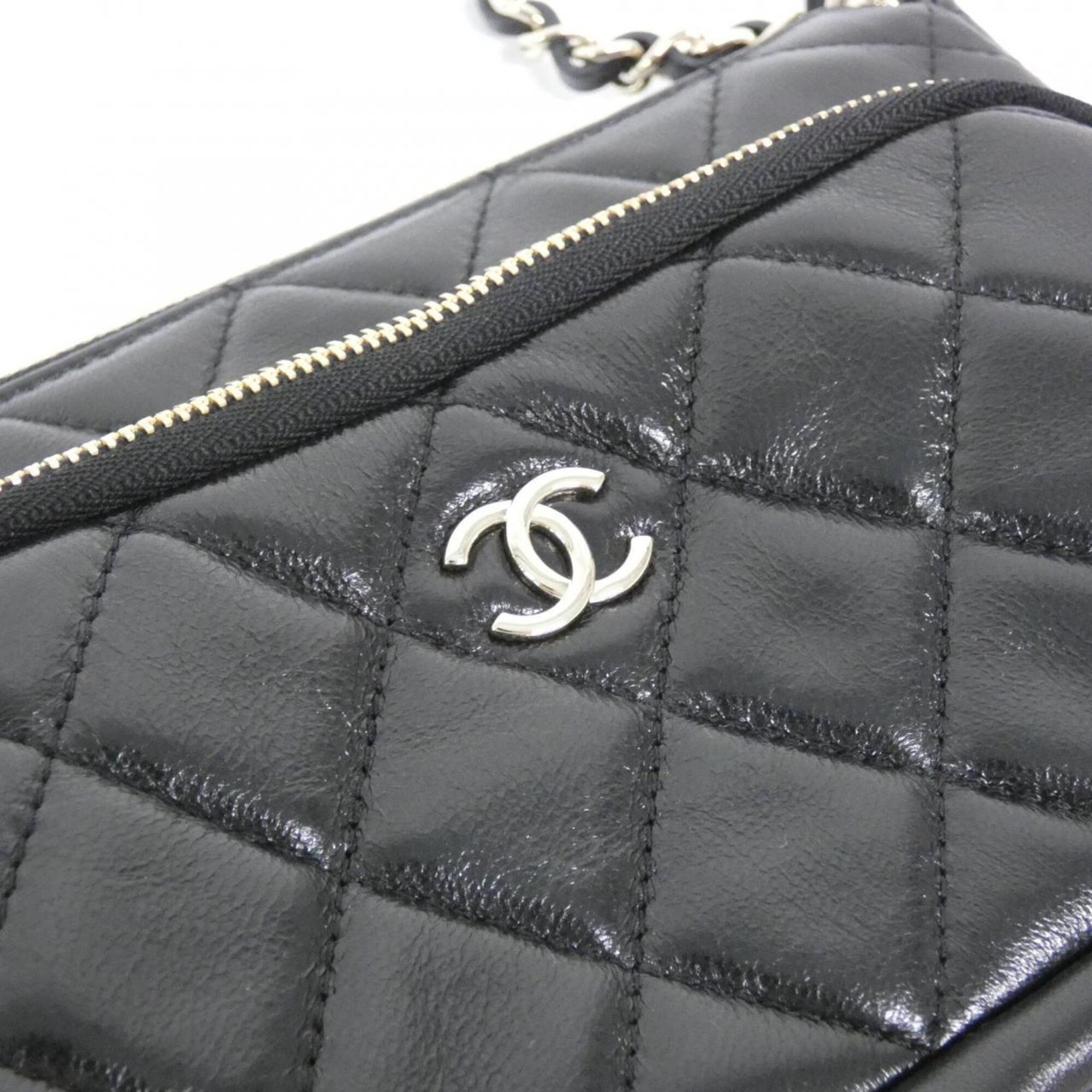 Chanel Black Leather Shoulder Bag (Pre-Owned)