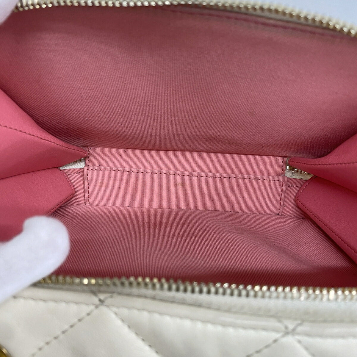 Chanel White Leather Shoulder Bag (Pre-Owned)