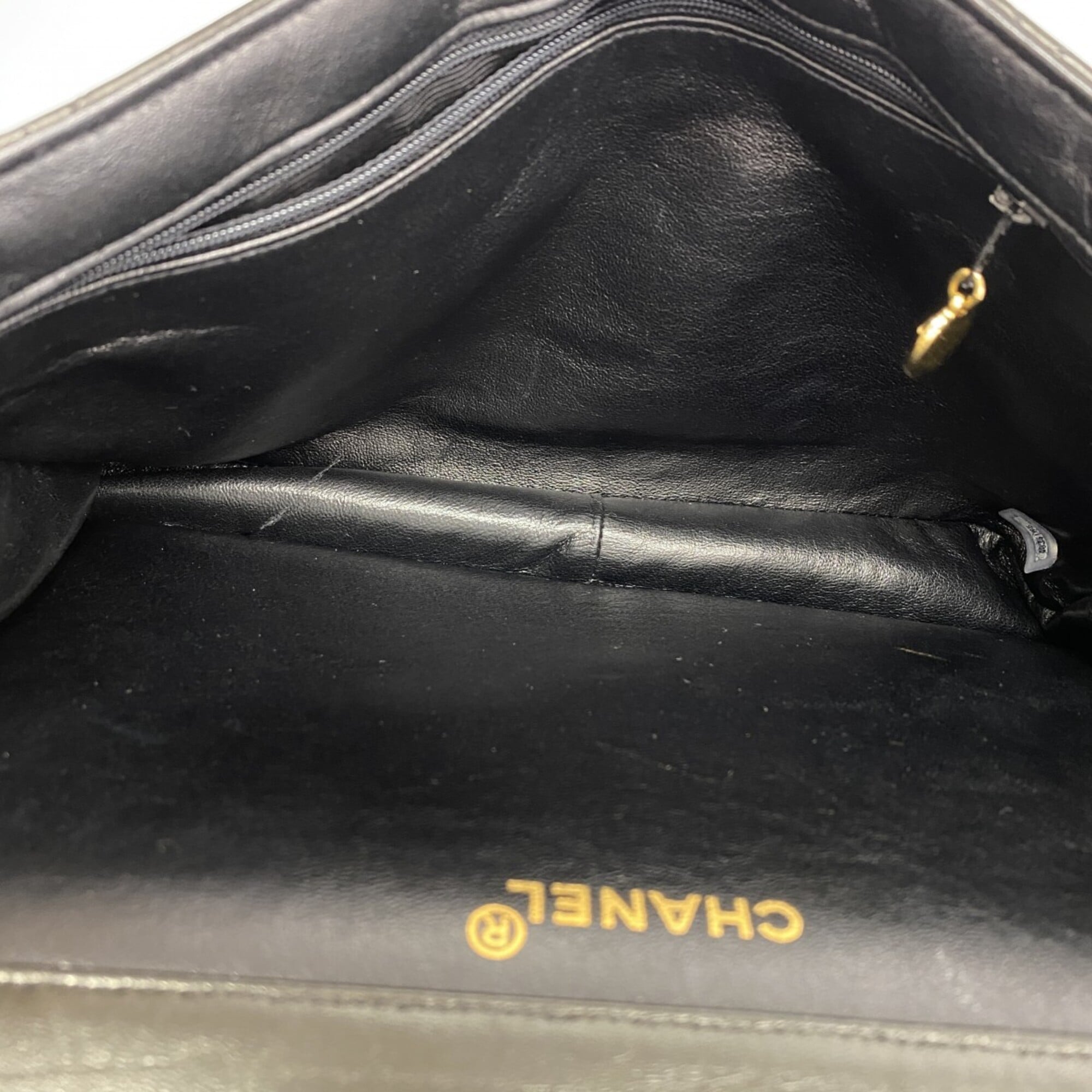 Chanel Black Leather Shoulder Bag (Pre-Owned)