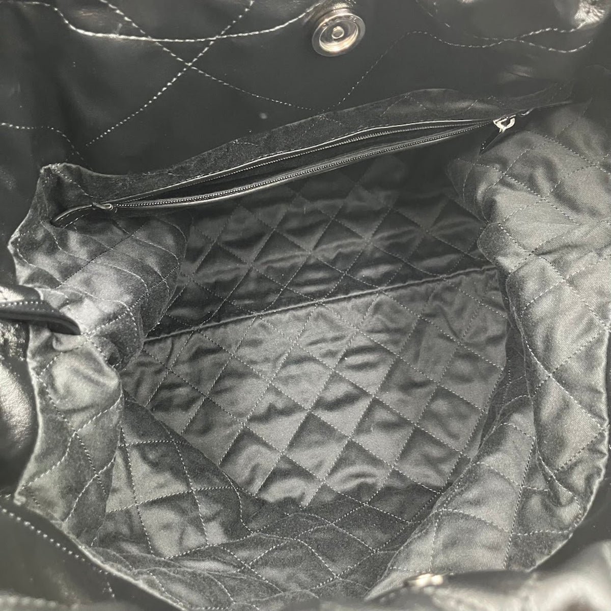 Chanel Black Leather Shoulder Bag (Pre-Owned)