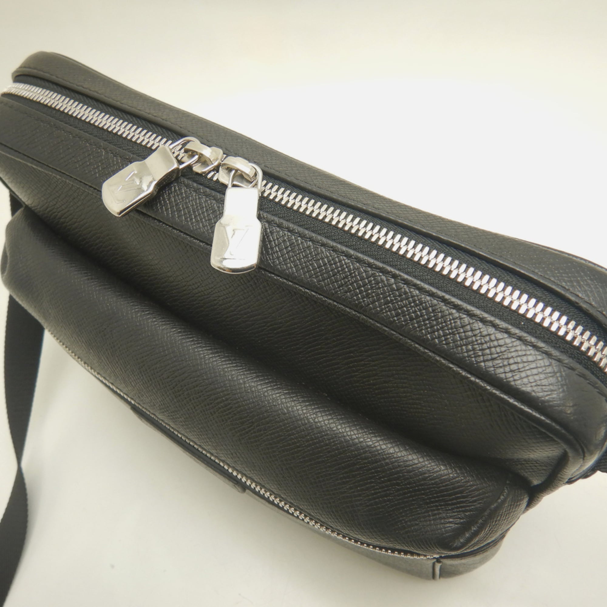 Louis Vuitton Noir Taigarama Shoulder Bag (Pre-Owned)