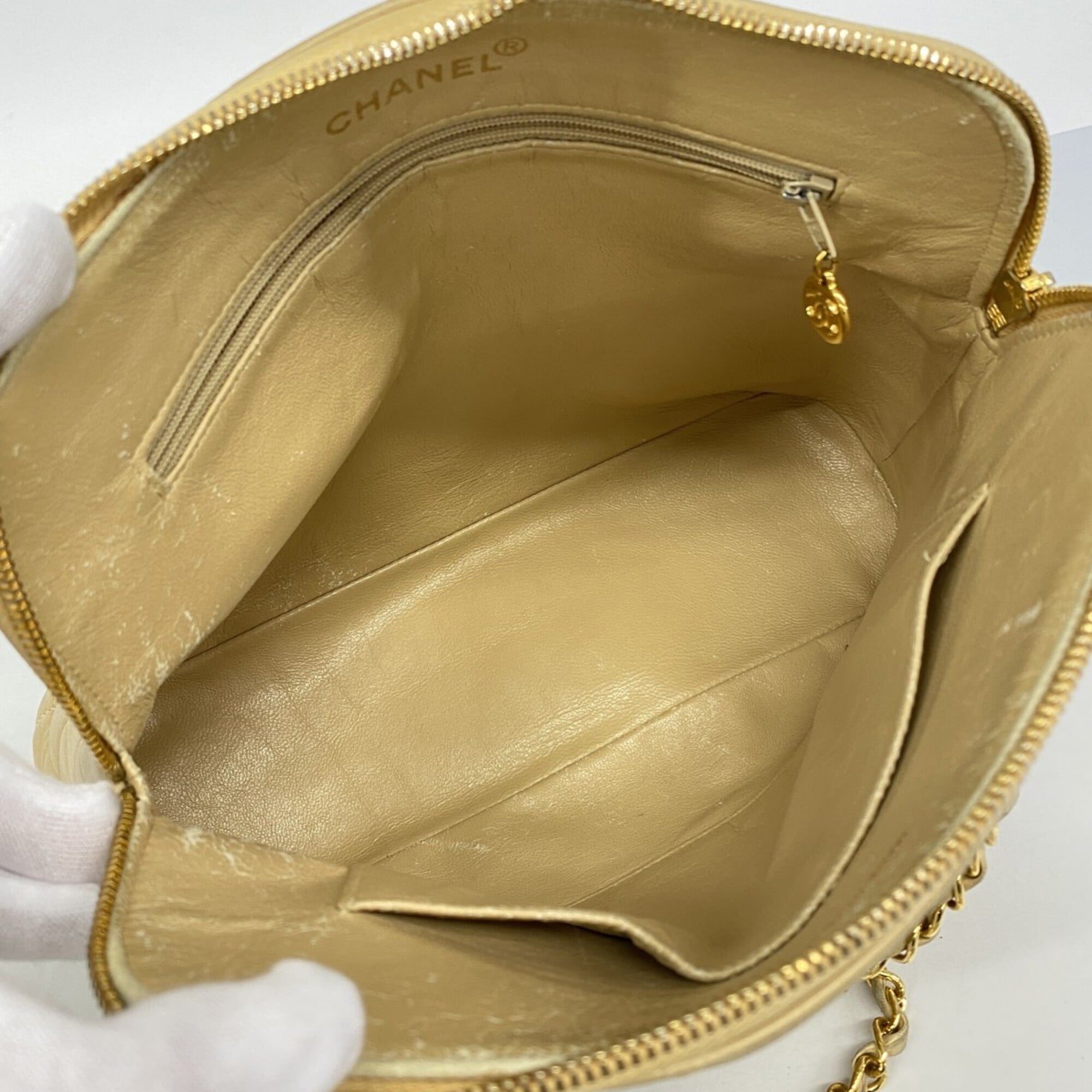 Chanel Beige Leather Shoulder Bag (Pre-Owned)