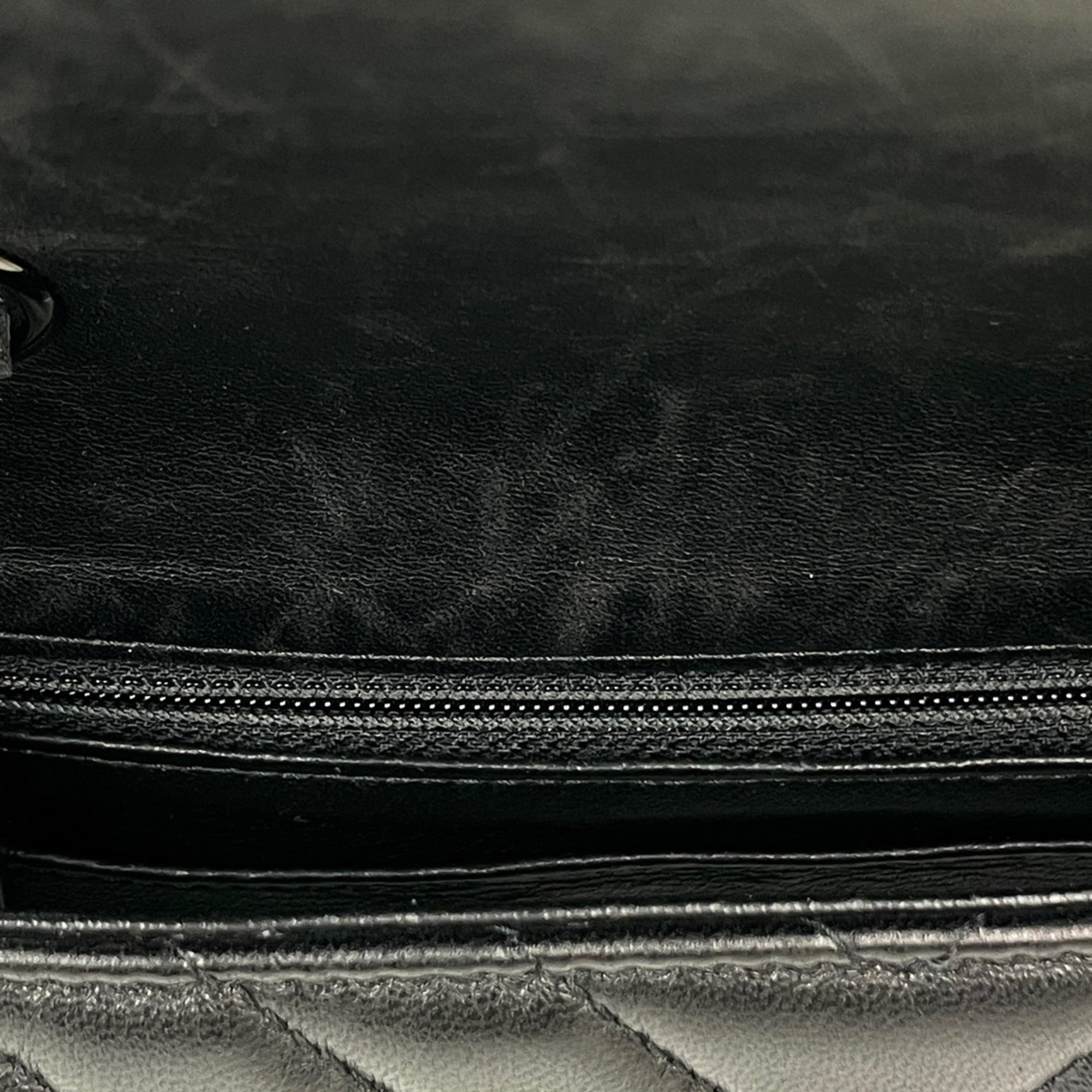 Chanel Black Leather Shoulder Bag (Pre-Owned)