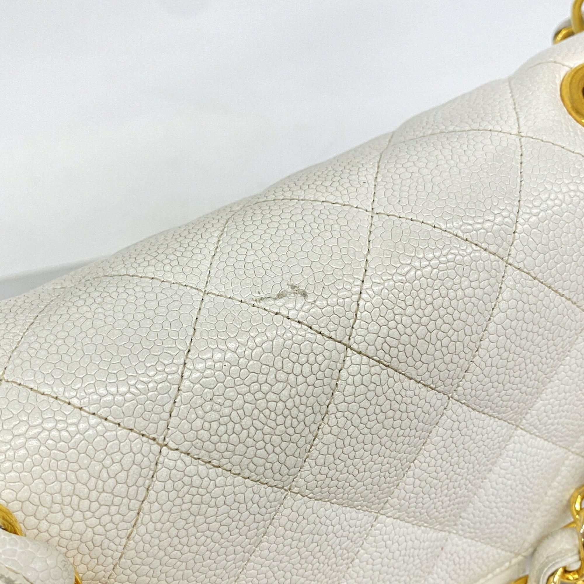 Chanel White Grained Calfskin Shoulder Bag (Pre-Owned)