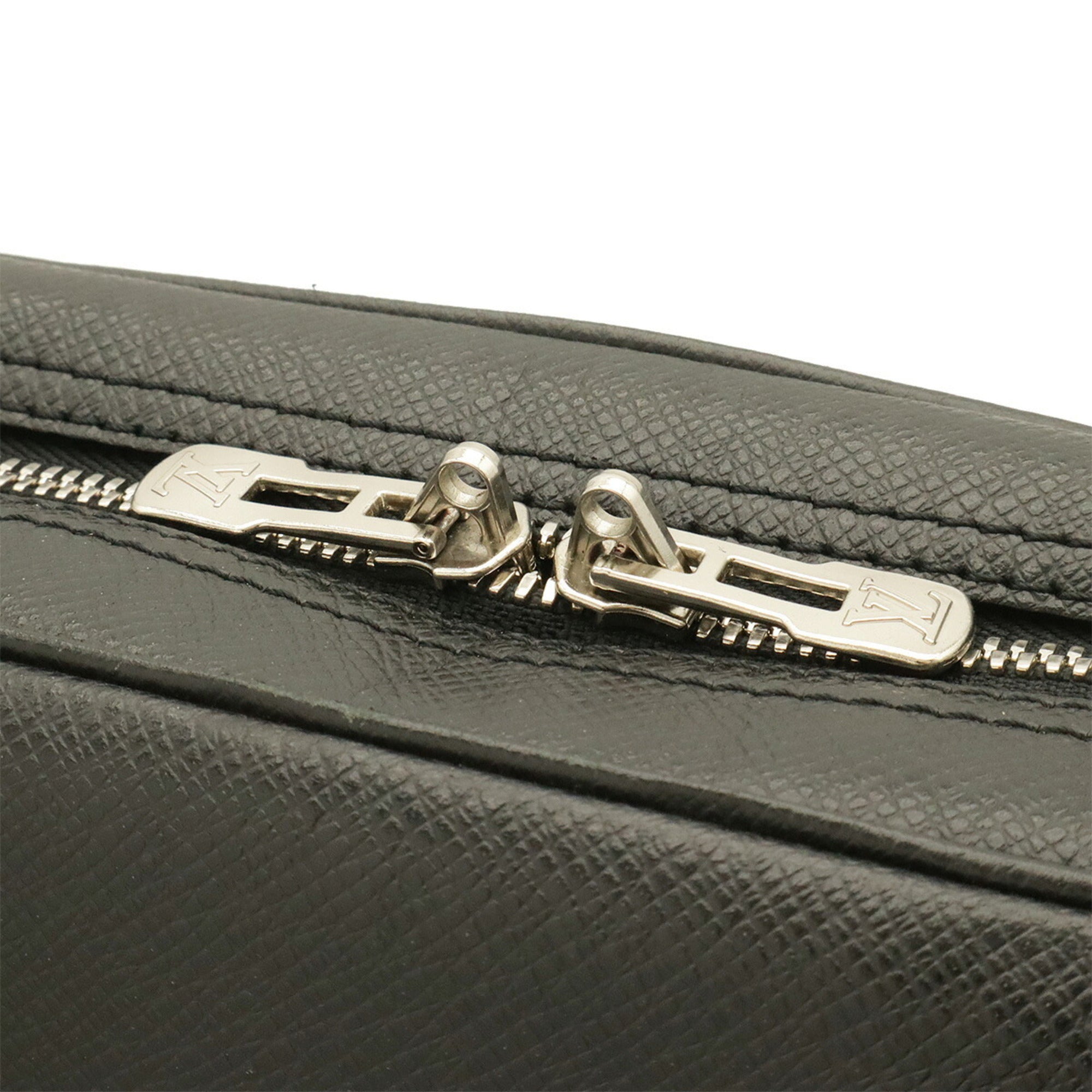 Louis Vuitton Ardoise Taiga Leather Leather Handbag (Pre-Owned)