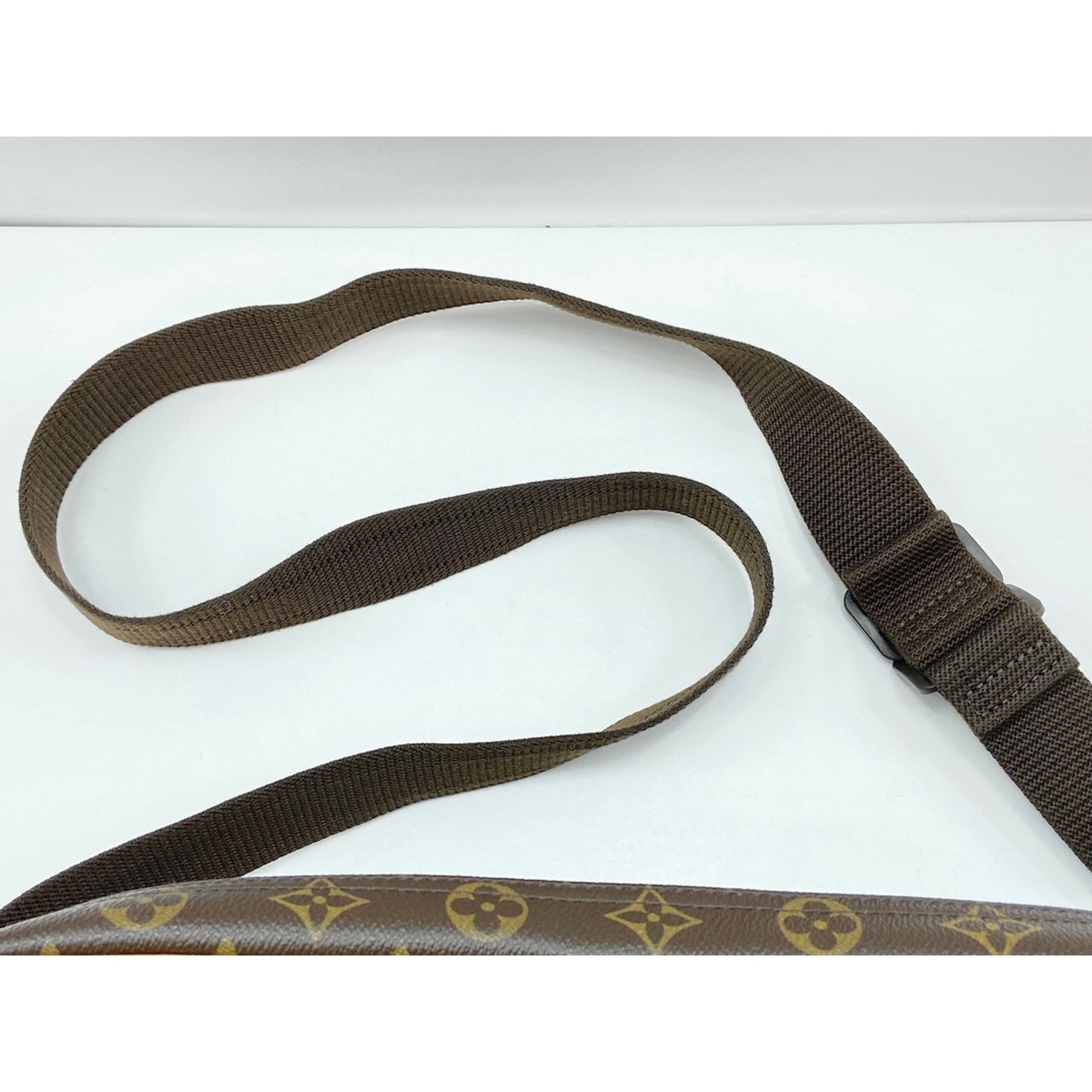 Louis Vuitton Brown Shoulder Bag (Pre-Owned)