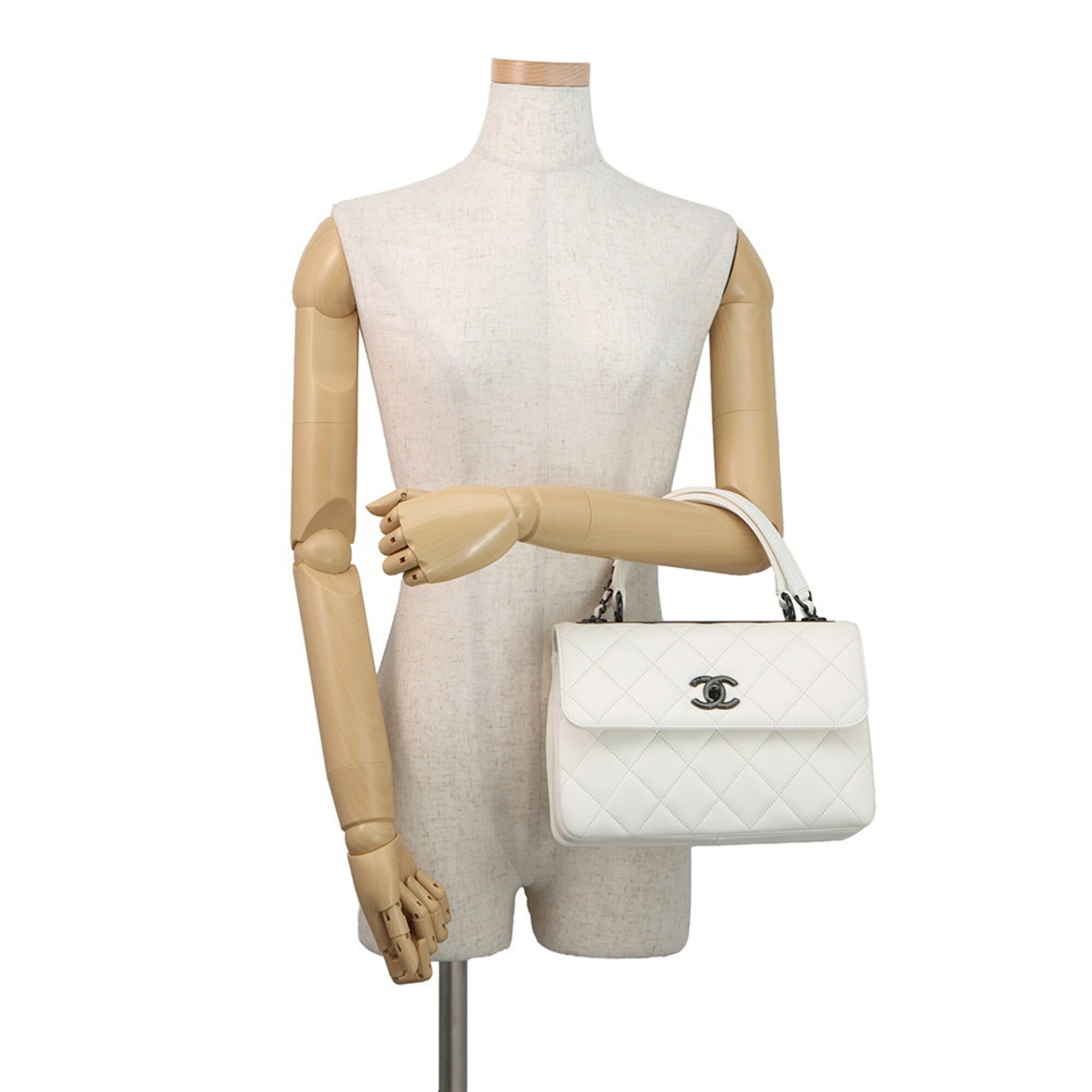 Chanel White Leather Handbag (Pre-Owned)