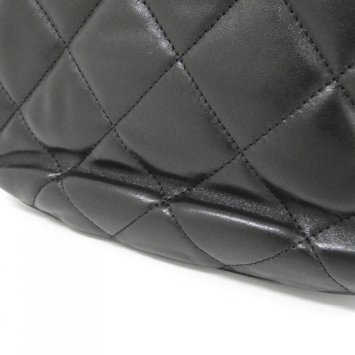Chanel Black Leather Shoulder Bag (Pre-Owned)
