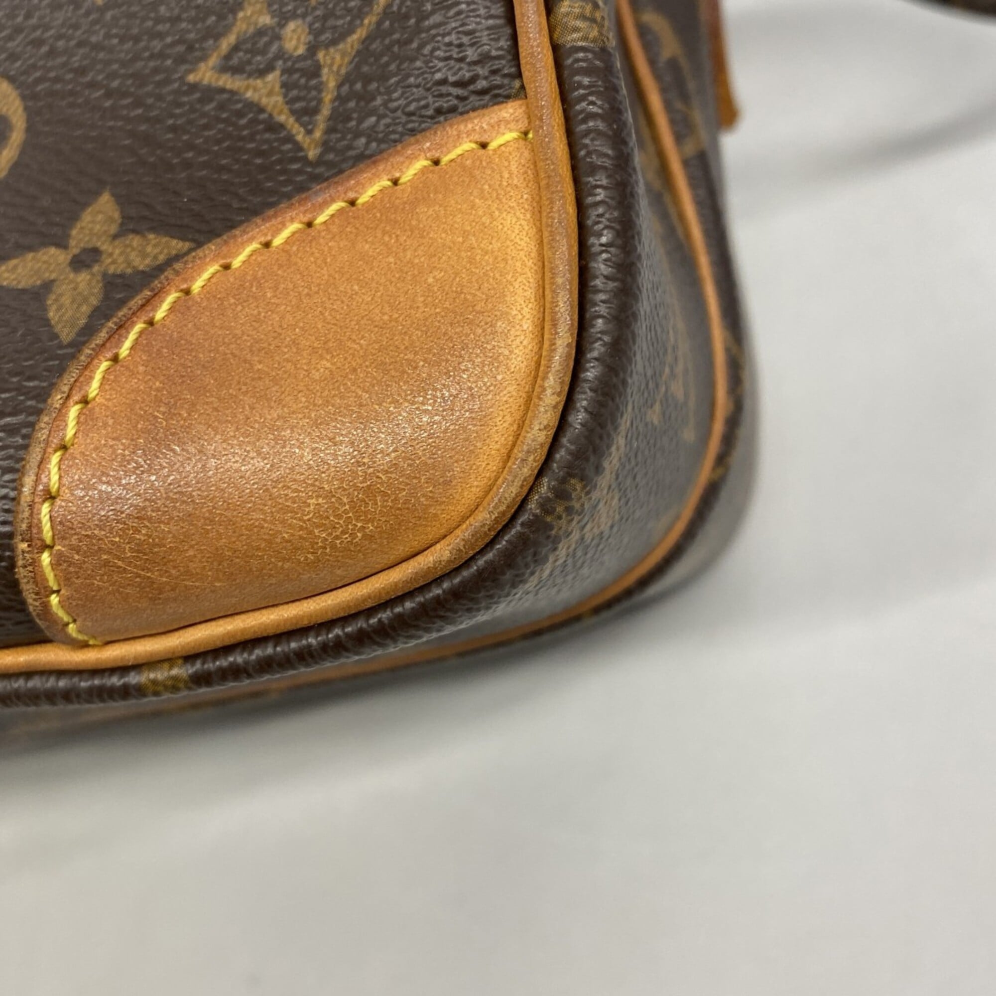 Louis Vuitton Brown Shoulder Bag (Pre-Owned)
