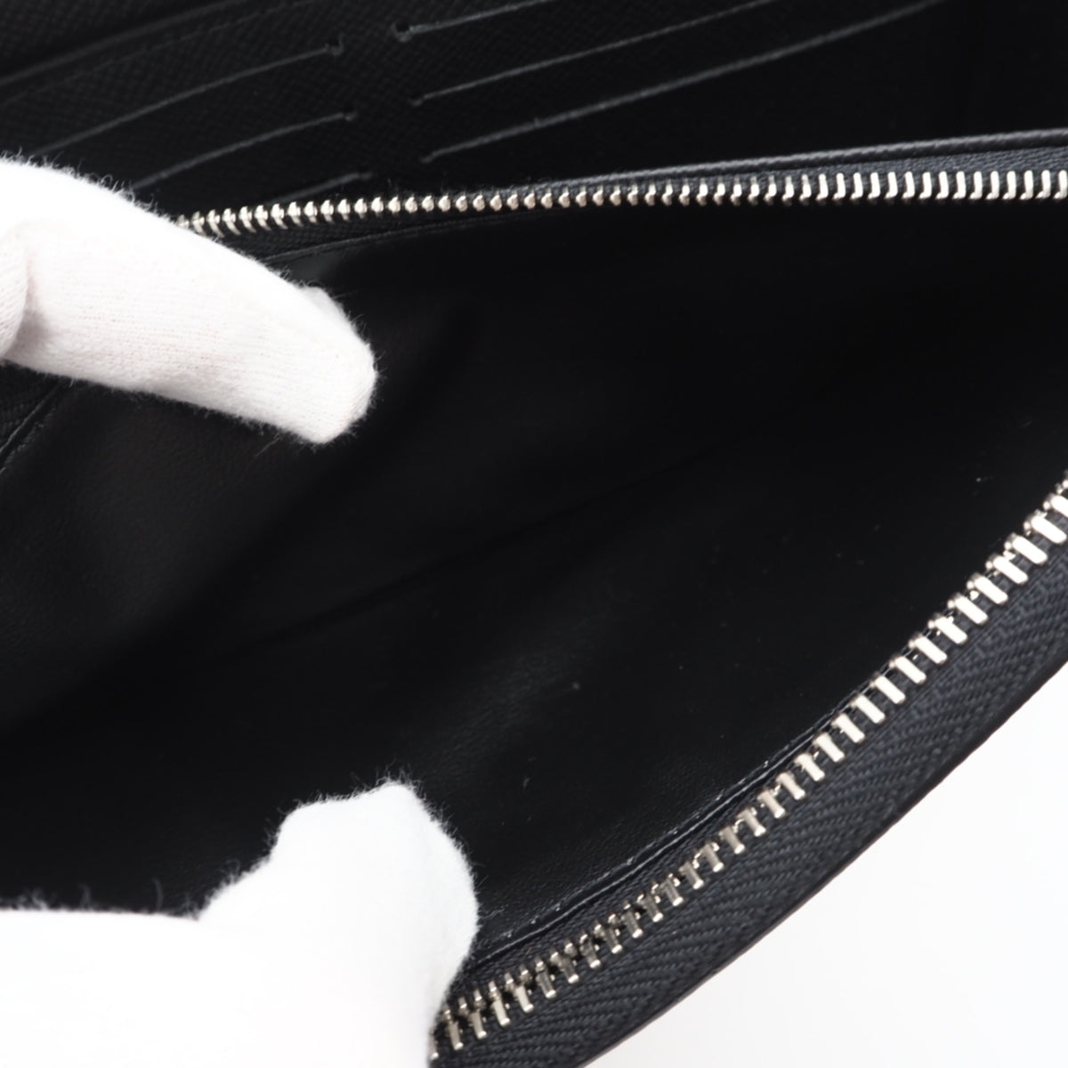 Louis Vuitton Taiga Black Leather Long Wallet (Bi-Fold) (Pre-Owned)