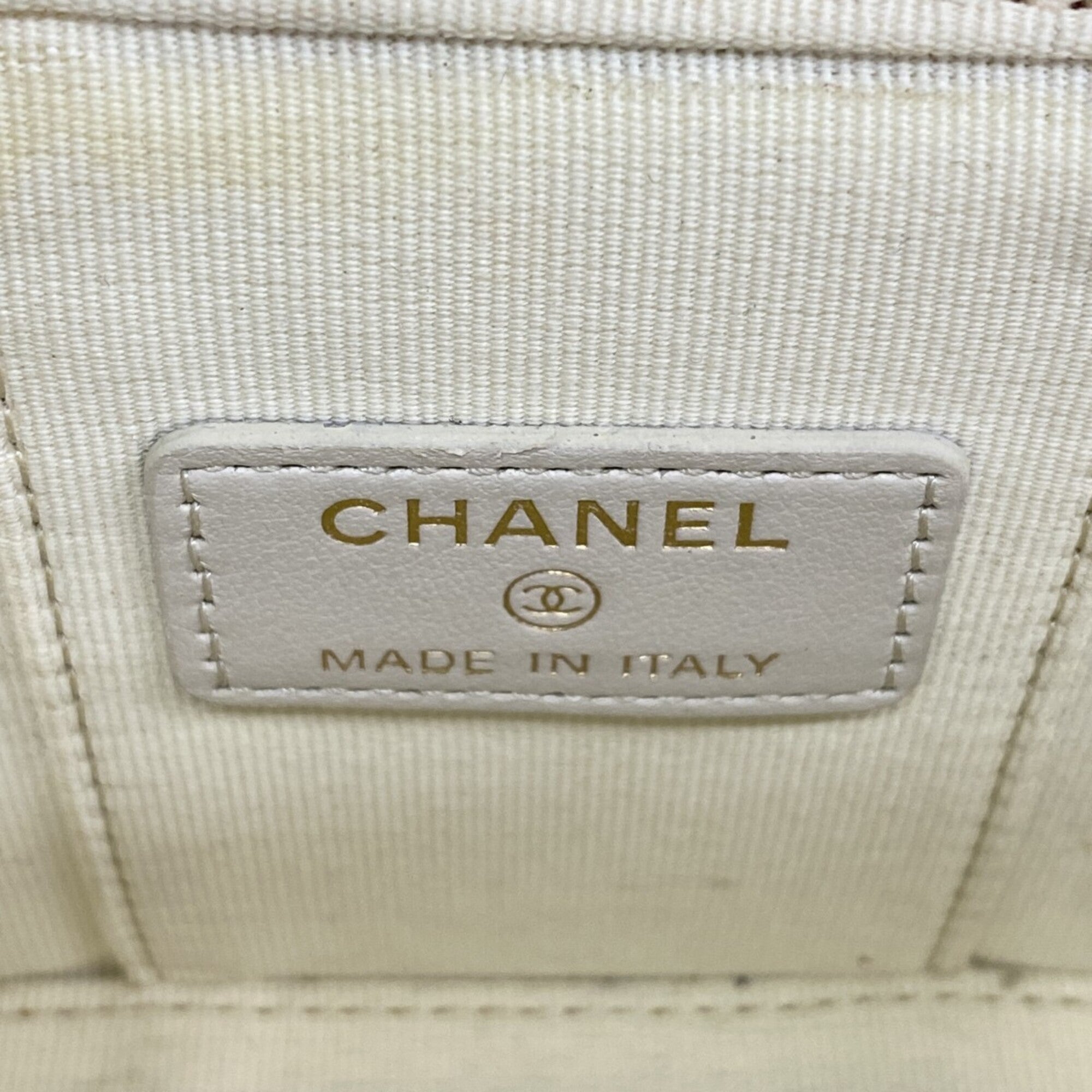 Chanel White Grained Calfskin Shoulder Bag (Pre-Owned)