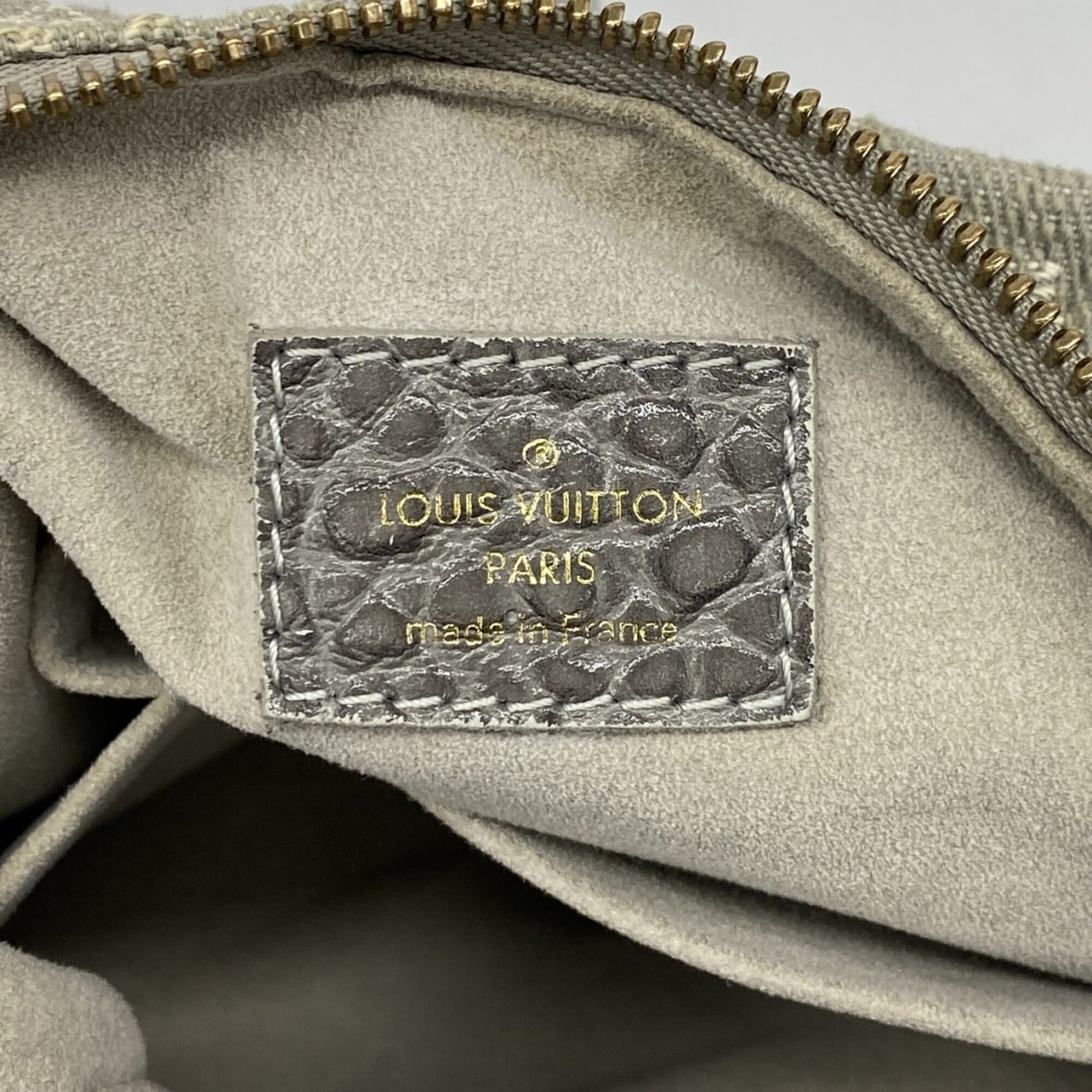 Louis Vuitton Gris Shoulder Bag (Pre-Owned)