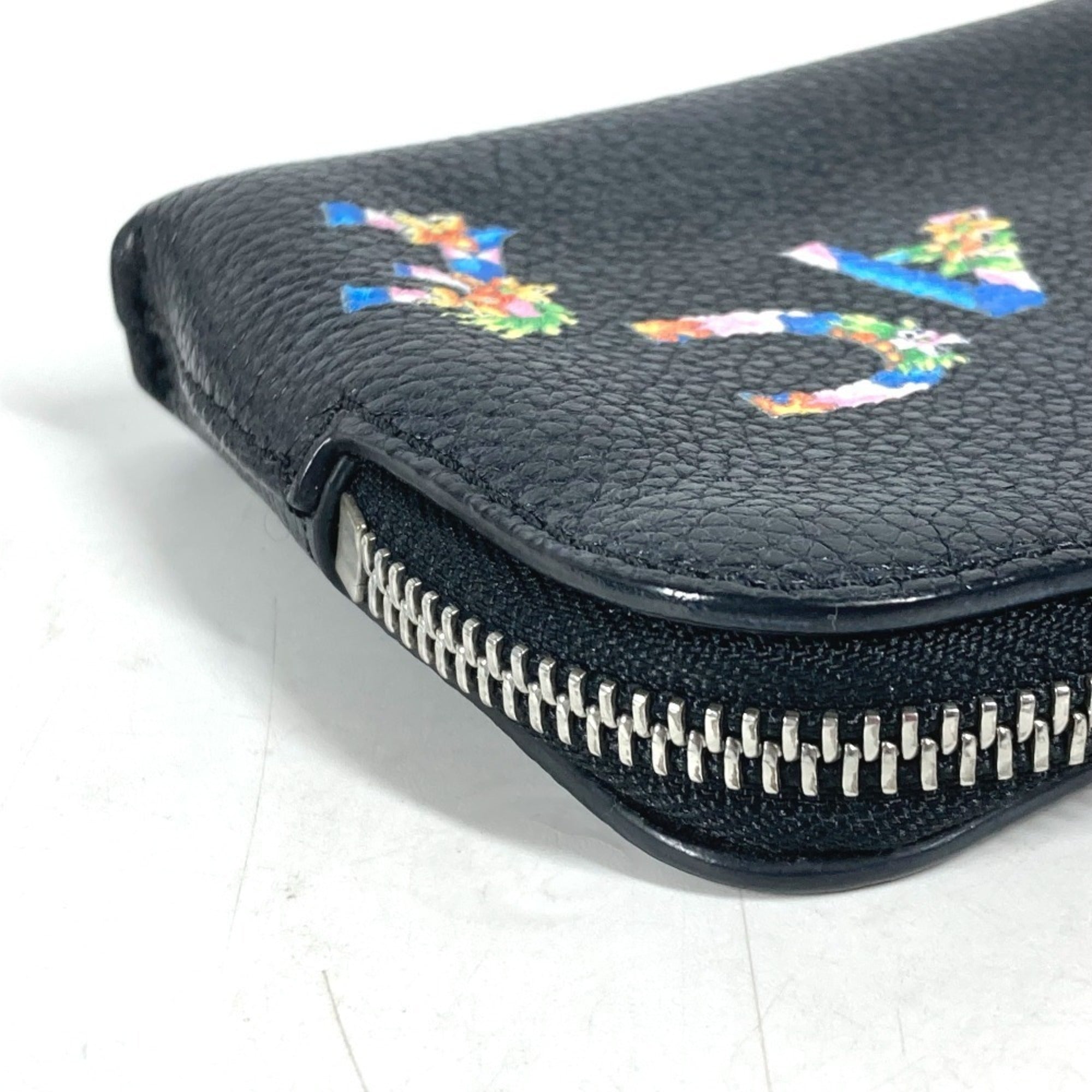 Versace Black Leather Coin Purse/Coin Case (Pre-Owned)