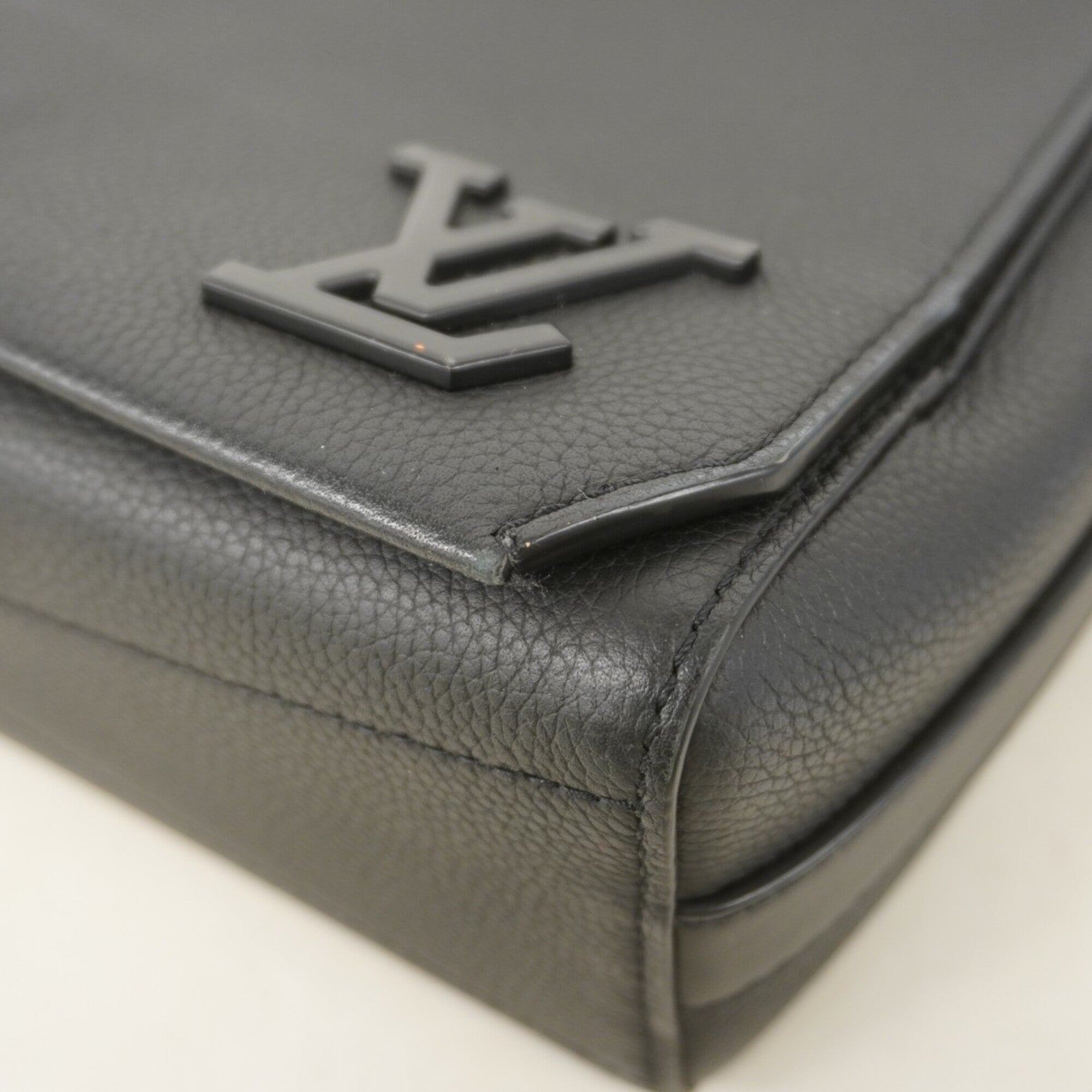 Louis Vuitton Black Shoulder Bag (Pre-Owned)