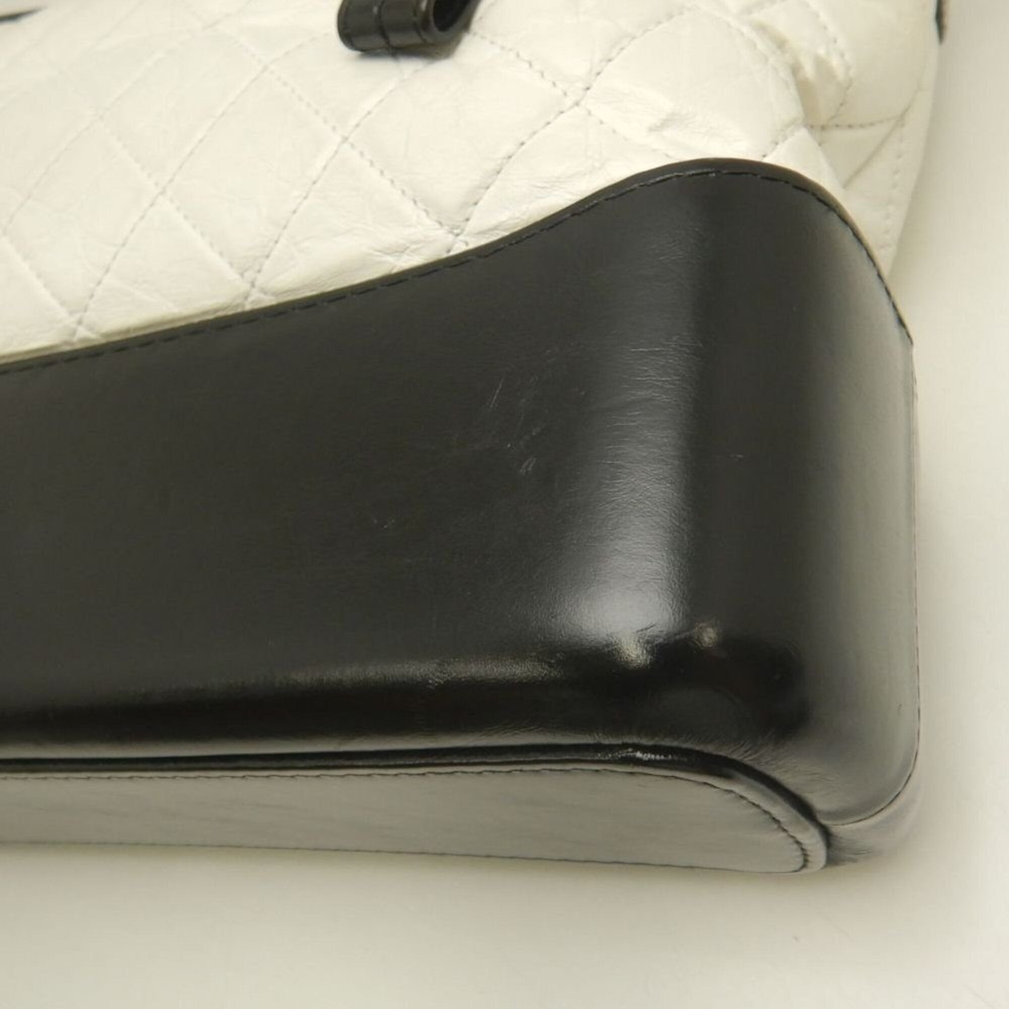 Chanel Black White Leather Shoulder Bag (Pre-Owned)