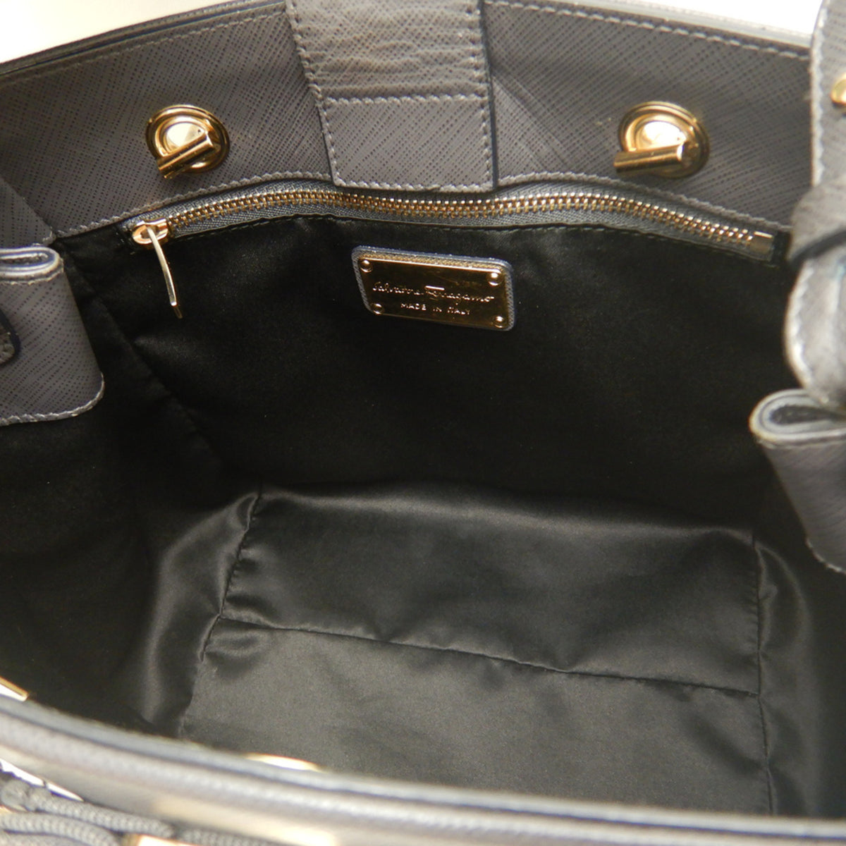 Salvatore Ferragamo Vara Gray Leather Handbag (Pre-Owned)