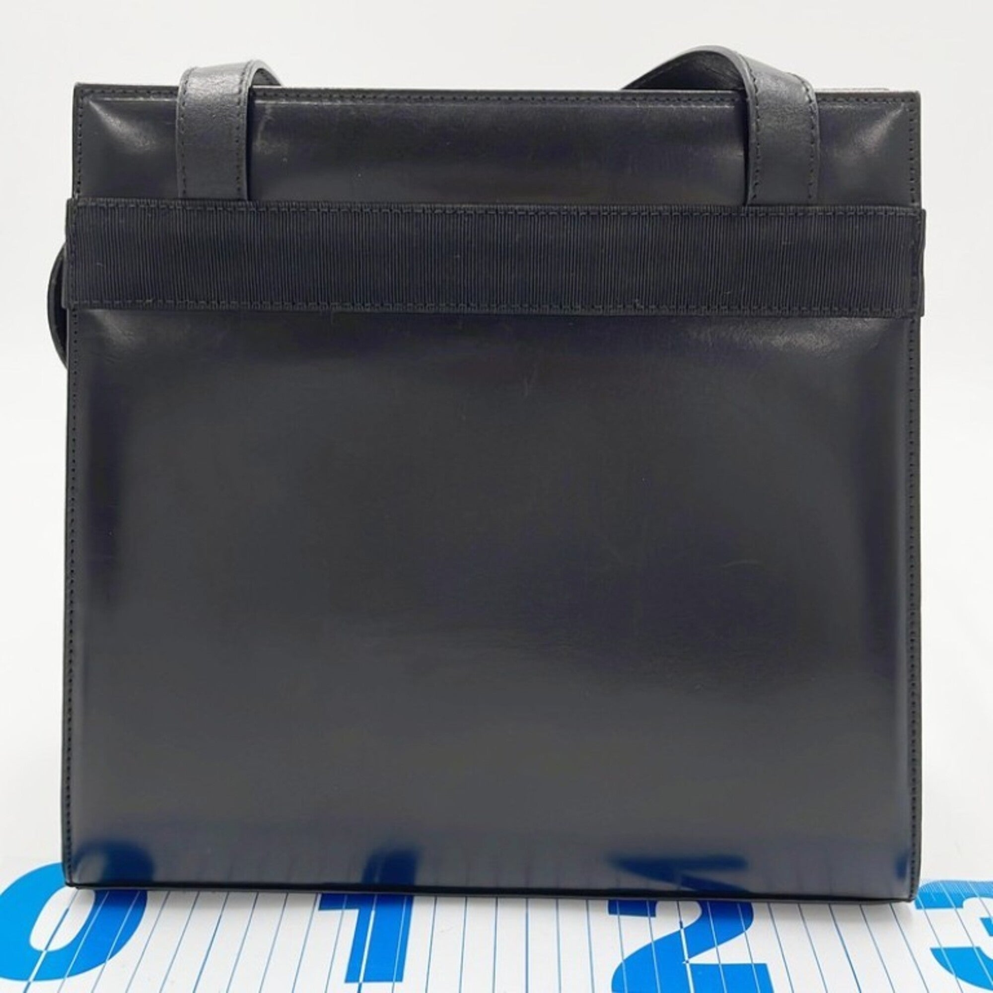Salvatore Ferragamo Black Leather Shoulder Bag (Pre-Owned)