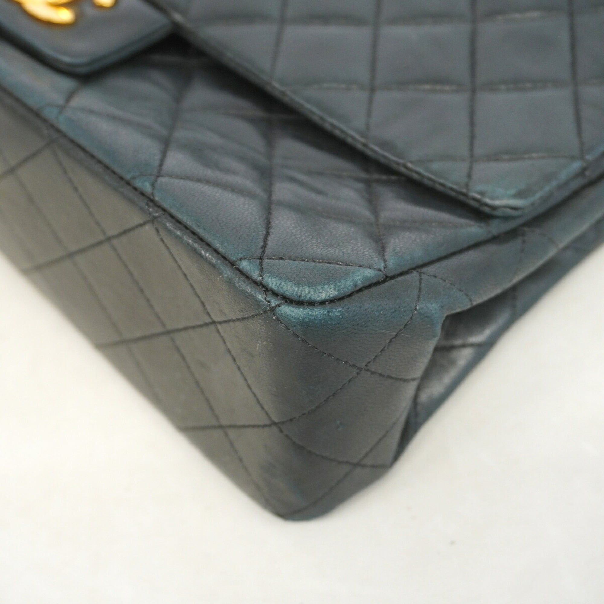 Chanel Black Leather Shoulder Bag (Pre-Owned)