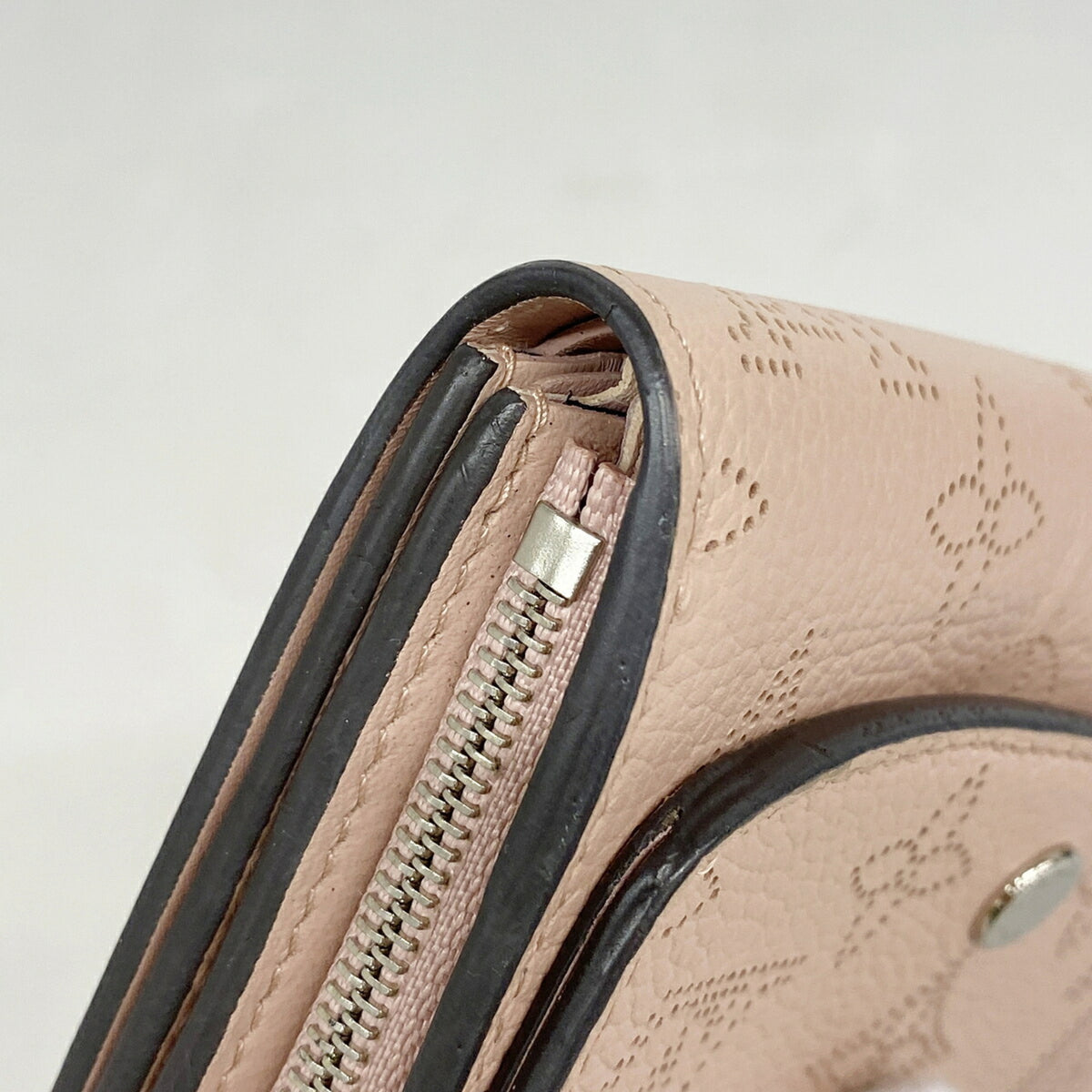 Louis Vuitton Magnolia Wallet (Bi-Fold) (Pre-Owned)